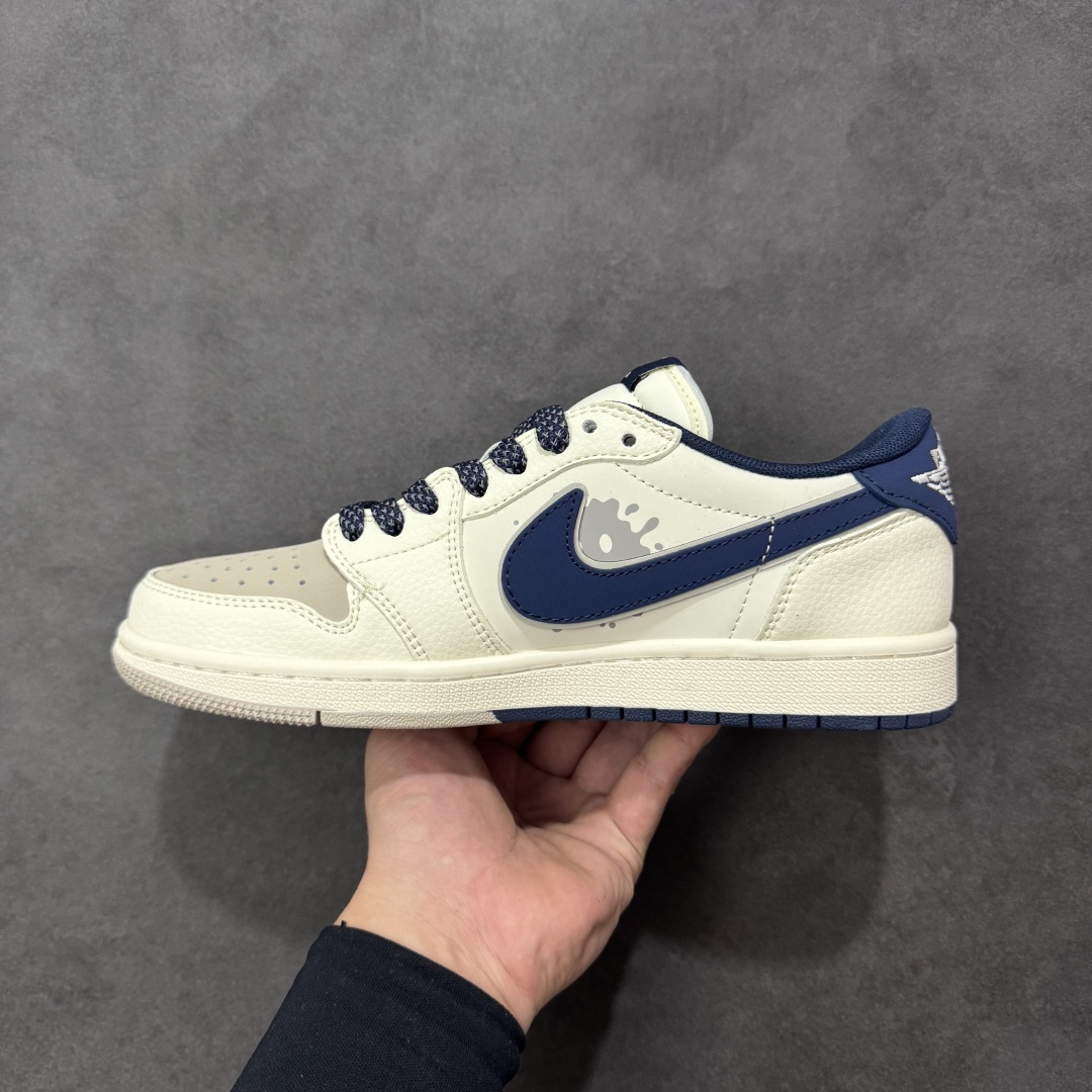 图片[2]-【定制版】PanDa x Travis Scott x Air Jordan 1 Low 熊猫 x AJ1 低帮 灰白蓝倒钩 AJ1 乔丹1代 aj1 乔1 低邦 白灰蓝倒勾联名 乔丹篮球鞋系列 鞋身整体以灰色麂皮打造 ，搭配米白色框架覆盖层，标志性的反钩Swoosh Logo采用蓝色呈现，内侧辅以蓝色Swoosh Logo点缀，鞋舌等多处TS标志性元素均得以保留；鞋舌上以熊猫图像呈现，鞋头处印有Hi Panda字样，后跟的Jack厂牌标志及Wings Logo采用白色缝线打造，后跟侧下方印有熊猫Logo图像，彰显联名身份；最后以米白色中底搭配白蓝橡胶外底完善整体设计收尾。 货号：XD0798-310 尺码：36 36.5 37.5 38 38.5 39 40 40.5 41 42 42.5 43 44 44.5 45 编码：HXSB330340-选品中心