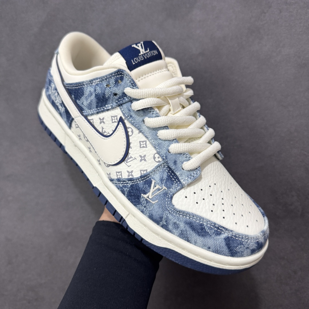 图片[3]-【定制版】Nike SB Dunk Low“LV联名——白蓝水牛仔” 高端定制 低帮休闲板鞋 定制鞋盒 高端防水牛仔布 顶级夜光效 Ortholite鞋垫透气防臭 大厂纯原品质出货 超高清洁度 皮料切割干净无任何毛边 细节完美 货号：YF9511-903 尺码：36 36.5 37.5 38 38.5 39 40 40.5 41 42 42.5 43 44 44.5 45 编码：HXSB330340-选品中心