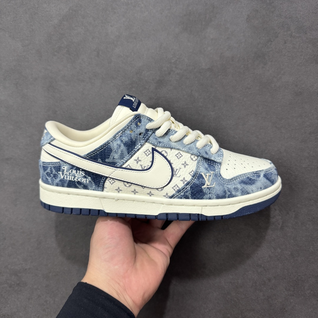 【定制版】Nike SB Dunk Low“LV联名——白蓝水牛仔” 高端定制 低帮休闲板鞋 定制鞋盒 高端防水牛仔布 顶级夜光效 Ortholite鞋垫透气防臭 大厂纯原品质出货 超高清洁度 皮料切割干净无任何毛边 细节完美 货号：YF9511-903 尺码：36 36.5 37.5 38 38.5 39 40 40.5 41 42 42.5 43 44 44.5 45 编码：HXSB330340-选品中心