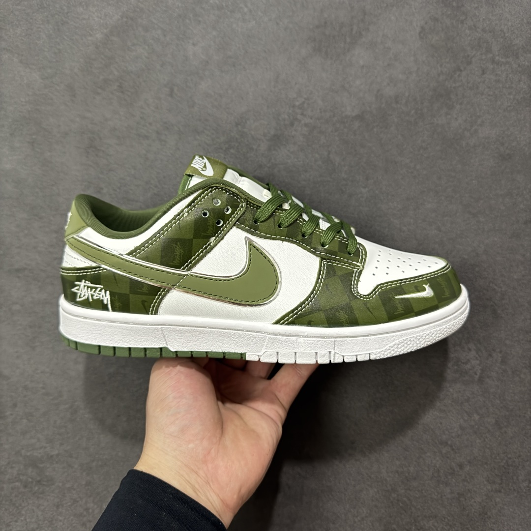 【定制版】Nike SB Dunk Low“斯图西联名——双拼迷彩” 周年高端定制 低帮休闲板鞋 定制鞋盒 大厂纯原品质出货 超高清洁度 皮料切割干净无任何毛边 细节完美 货号:DG1988-010 尺码:36 36.5 37.5 38 38.5 39 40 40.5 41 42 42.5 43 44 44.5 45 编码:HXSB330340-选品中心