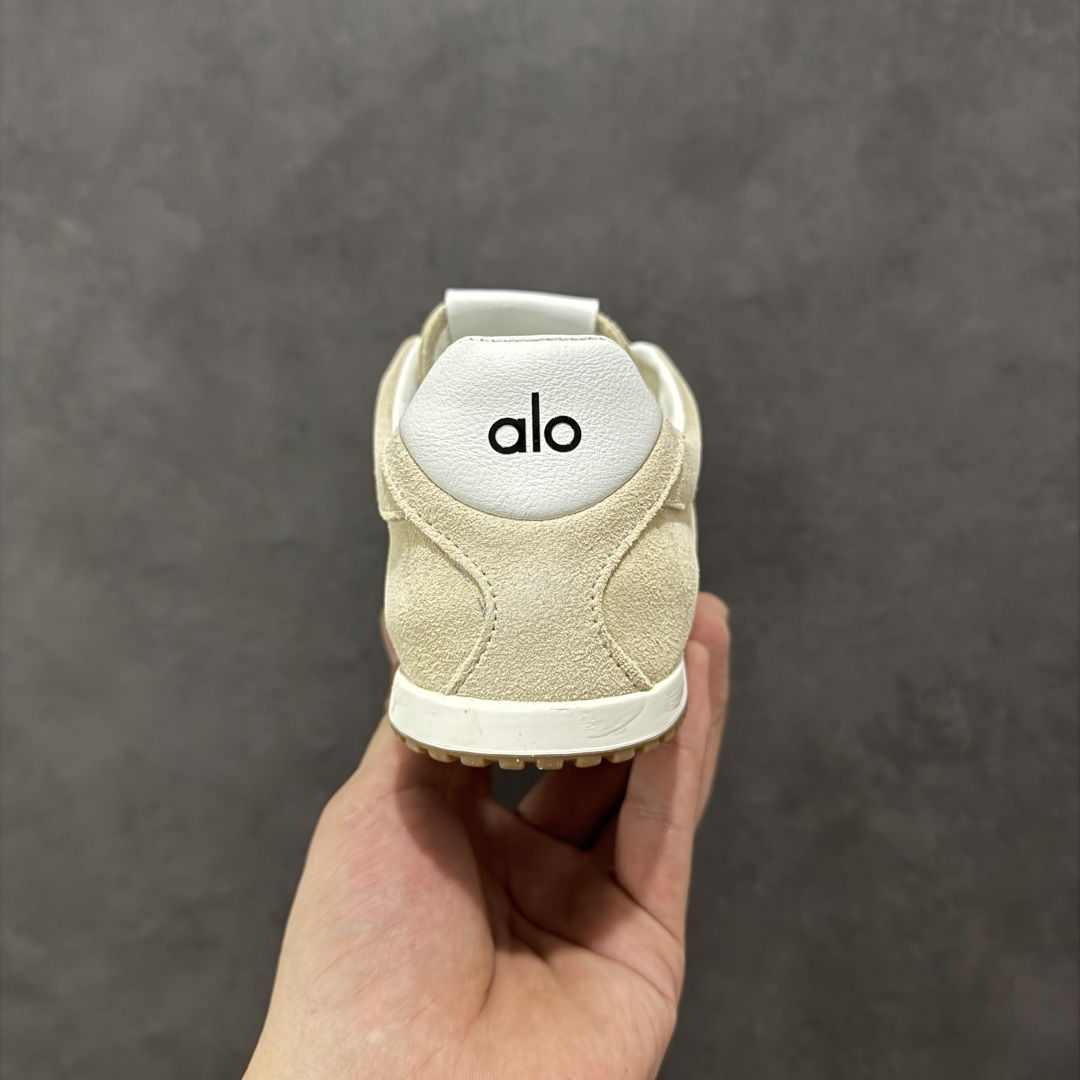 图片[4]-【Top版本】Alo yoga Sunset 舒适生活休闲鞋 原材料 版型完美 高品质 品牌故事Alo Yoga于2007年创立于洛杉矶，意在传播有意识的运动，同时激发人们的健康识与创造力。品牌的核心理念在于制作能够带来完美体验的瑜伽服饰与功能性单品，让有意识的运动融入并改变生活。Alo Yoga将其设计延伸到日常服饰概念，坚持不懈地捕捉当代时尚潮流，将品牌的运动美学理念、精致前卫的设计与舒适功能面料完美结合。与此同时，Alo Yoga的设计受到了时尚界人士与名人们的追捧，Talor Swift、Kendall Jenner等街拍照片中都曾出现品牌不同单品的身影。 尺码：36 – 45-选品中心