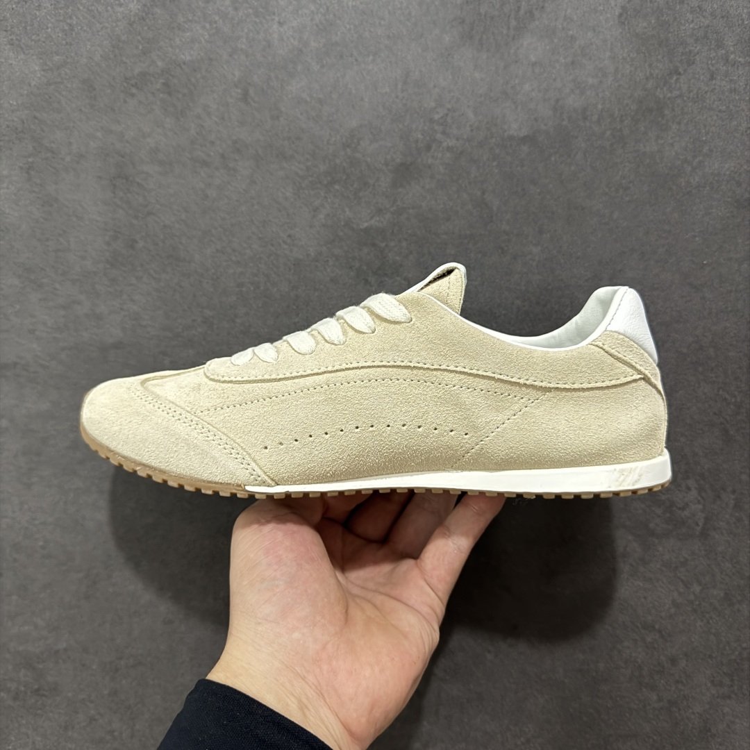 图片[2]-【Top版本】Alo yoga Sunset 舒适生活休闲鞋 原材料 版型完美 高品质 品牌故事Alo Yoga于2007年创立于洛杉矶，意在传播有意识的运动，同时激发人们的健康识与创造力。品牌的核心理念在于制作能够带来完美体验的瑜伽服饰与功能性单品，让有意识的运动融入并改变生活。Alo Yoga将其设计延伸到日常服饰概念，坚持不懈地捕捉当代时尚潮流，将品牌的运动美学理念、精致前卫的设计与舒适功能面料完美结合。与此同时，Alo Yoga的设计受到了时尚界人士与名人们的追捧，Talor Swift、Kendall Jenner等街拍照片中都曾出现品牌不同单品的身影。 尺码：36 – 45-选品中心