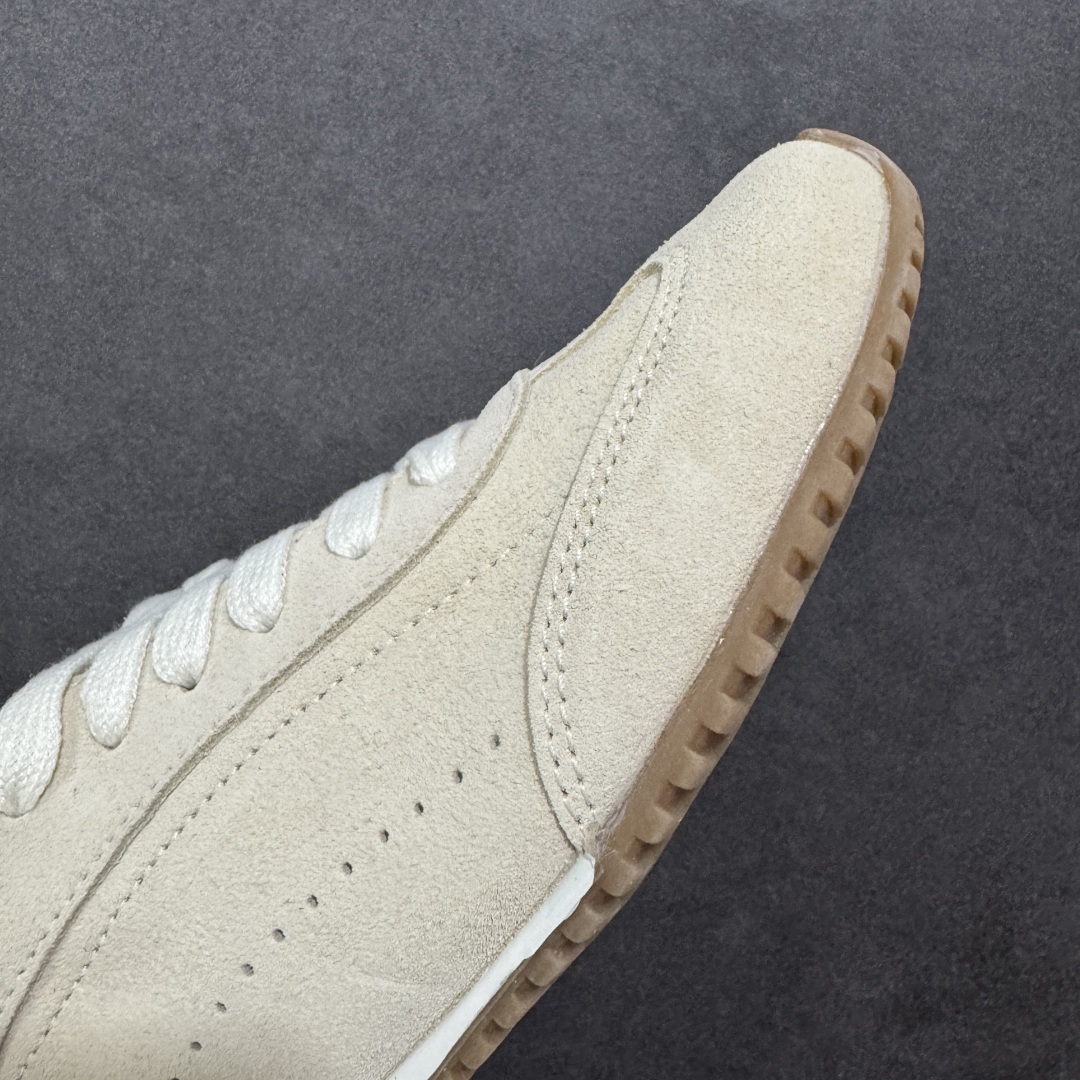 图片[5]-【Top版本】Alo yoga Sunset 舒适生活休闲鞋 原材料 版型完美 高品质 品牌故事Alo Yoga于2007年创立于洛杉矶，意在传播有意识的运动，同时激发人们的健康识与创造力。品牌的核心理念在于制作能够带来完美体验的瑜伽服饰与功能性单品，让有意识的运动融入并改变生活。Alo Yoga将其设计延伸到日常服饰概念，坚持不懈地捕捉当代时尚潮流，将品牌的运动美学理念、精致前卫的设计与舒适功能面料完美结合。与此同时，Alo Yoga的设计受到了时尚界人士与名人们的追捧，Talor Swift、Kendall Jenner等街拍照片中都曾出现品牌不同单品的身影。 尺码：36 – 45-选品中心