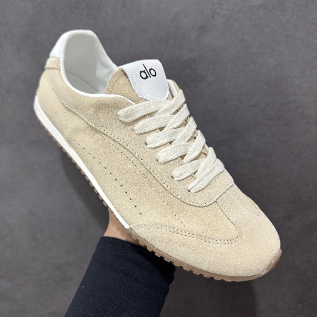 图片[3]-【Top版本】Alo yoga Sunset 舒适生活休闲鞋 原材料 版型完美 高品质 品牌故事Alo Yoga于2007年创立于洛杉矶，意在传播有意识的运动，同时激发人们的健康识与创造力。品牌的核心理念在于制作能够带来完美体验的瑜伽服饰与功能性单品，让有意识的运动融入并改变生活。Alo Yoga将其设计延伸到日常服饰概念，坚持不懈地捕捉当代时尚潮流，将品牌的运动美学理念、精致前卫的设计与舒适功能面料完美结合。与此同时，Alo Yoga的设计受到了时尚界人士与名人们的追捧，Talor Swift、Kendall Jenner等街拍照片中都曾出现品牌不同单品的身影。 尺码：36 – 45-选品中心