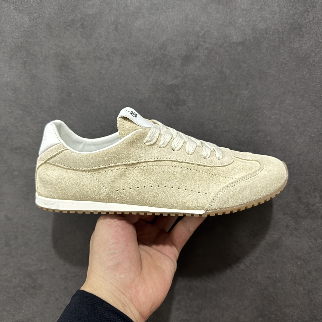 【Top版本】Alo yoga Sunset 舒适生活休闲鞋 原材料 版型完美 高品质 品牌故事Alo Yoga于2007年创立于洛杉矶，意在传播有意识的运动，同时激发人们的健康识与创造力。品牌的核心理念在于制作能够带来完美体验的瑜伽服饰与功能性单品，让有意识的运动融入并改变生活。Alo Yoga将其设计延伸到日常服饰概念，坚持不懈地捕捉当代时尚潮流，将品牌的运动美学理念、精致前卫的设计与舒适功能面料完美结合。与此同时，Alo Yoga的设计受到了时尚界人士与名人们的追捧，Talor Swift、Kendall Jenner等街拍照片中都曾出现品牌不同单品的身影。 尺码：36 – 45-选品中心