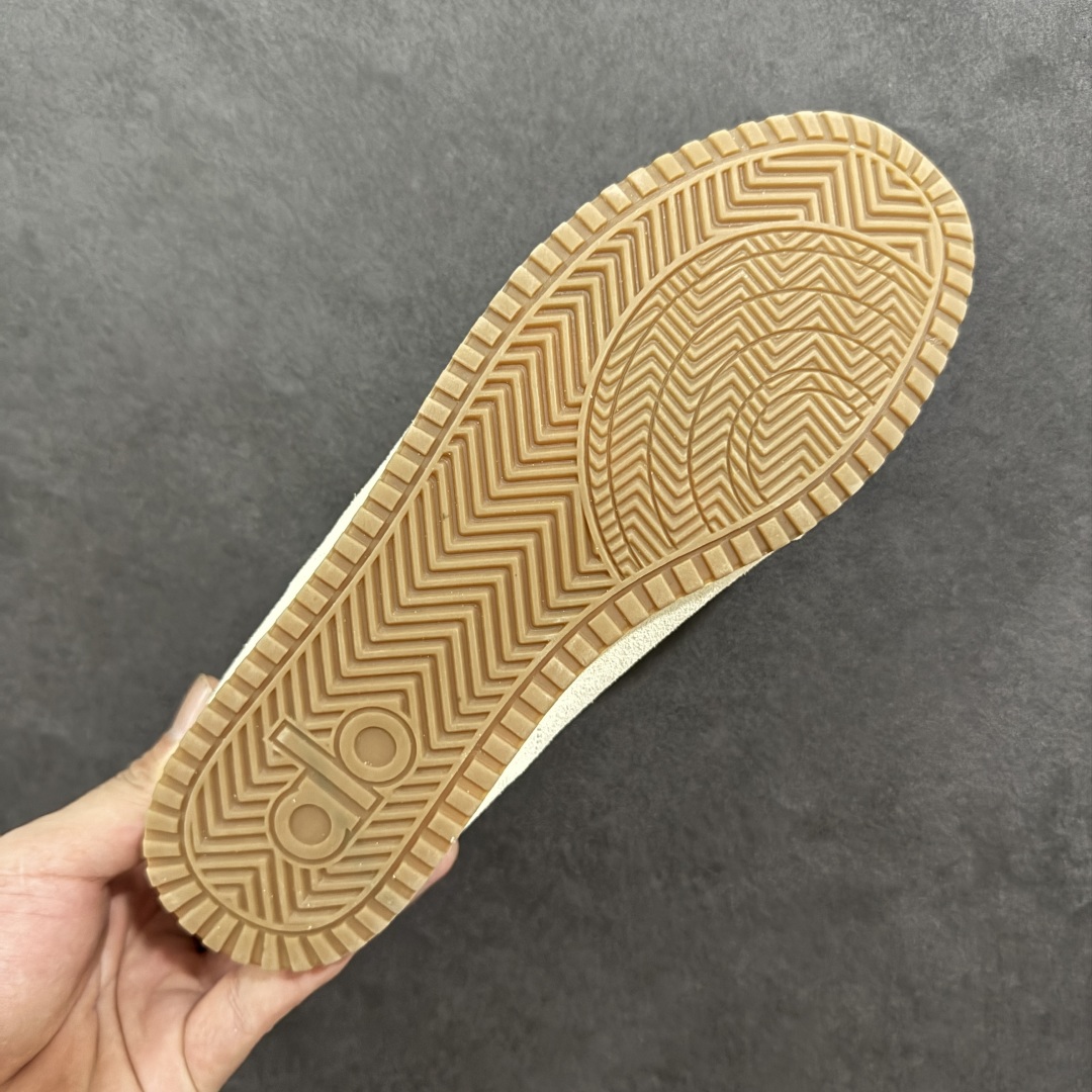 图片[9]-【Top版本】Alo yoga Sunset 舒适生活休闲鞋 原材料 版型完美 高品质 品牌故事Alo Yoga于2007年创立于洛杉矶，意在传播有意识的运动，同时激发人们的健康识与创造力。品牌的核心理念在于制作能够带来完美体验的瑜伽服饰与功能性单品，让有意识的运动融入并改变生活。Alo Yoga将其设计延伸到日常服饰概念，坚持不懈地捕捉当代时尚潮流，将品牌的运动美学理念、精致前卫的设计与舒适功能面料完美结合。与此同时，Alo Yoga的设计受到了时尚界人士与名人们的追捧，Talor Swift、Kendall Jenner等街拍照片中都曾出现品牌不同单品的身影。 尺码：36 – 45-选品中心