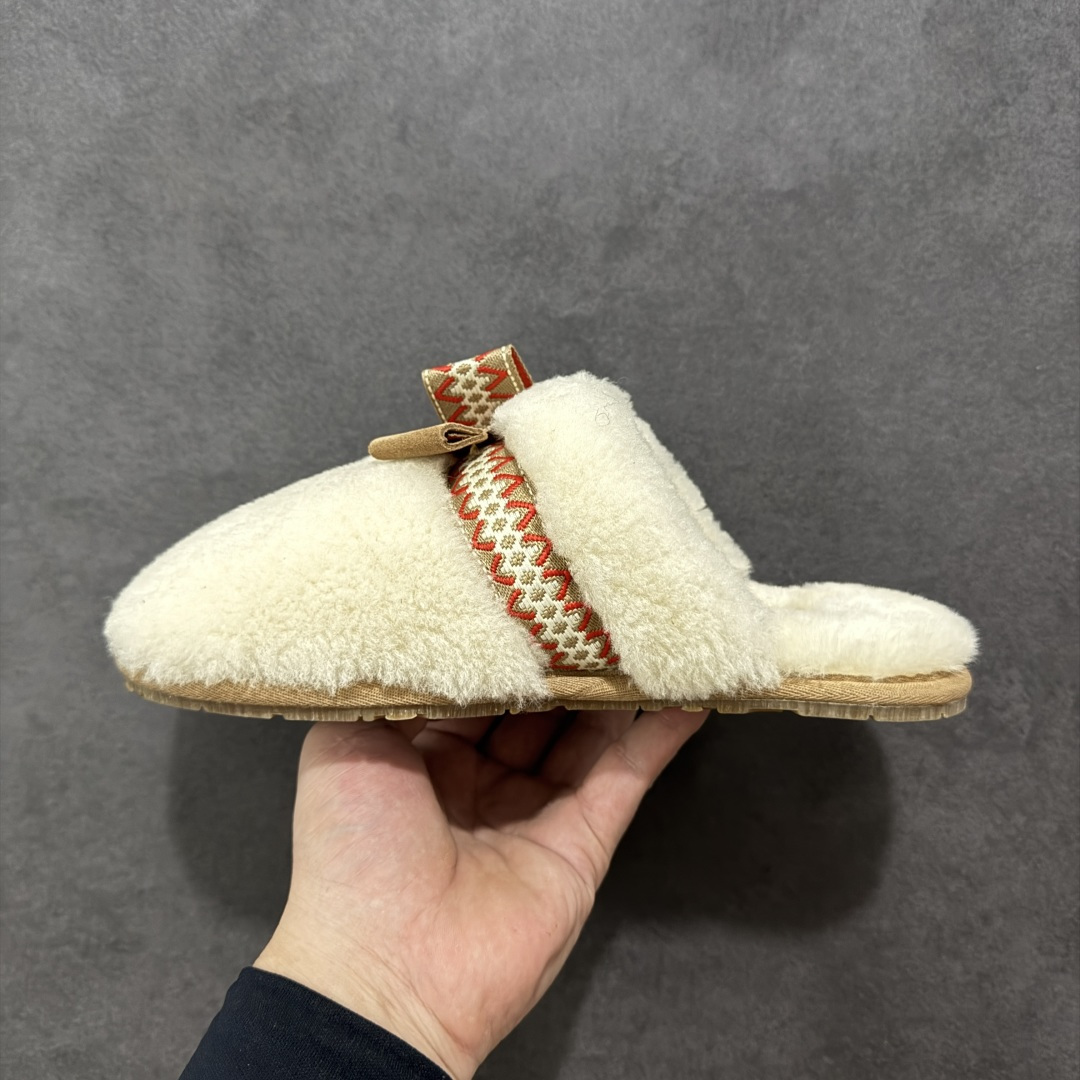 图片[2]-【纯原H版】UGG 8266 麦克斯蝴蝶结秋冬羊皮毛一体拖鞋 市场天花板品质 欢迎对比🆚 十年ZP代工厂老师傅工艺纯手工打造原汁原味UGG 市场最强版 没有之一 鞋面设计：选用隆丰A级进口羊皮毛，质地细腻，手感丰满;尺寸间隙均匀，柔软，深度保暖;吸湿、透气、排汗鞋子 内里：优质澳洲羔羊皮分子结构可将水蒸气吸进多孔构体中，吸湿性好，透气性极佳，保持脚底干爽 鞋底设计：塑模EVA极富弹性，加持胎面设计，升级版独家私模，柔软回弹性好，耐折耐磨，防滑防踢 尺码： 35 36 37 38 39 40 8266-棕色\\t8266-白色-选品中心