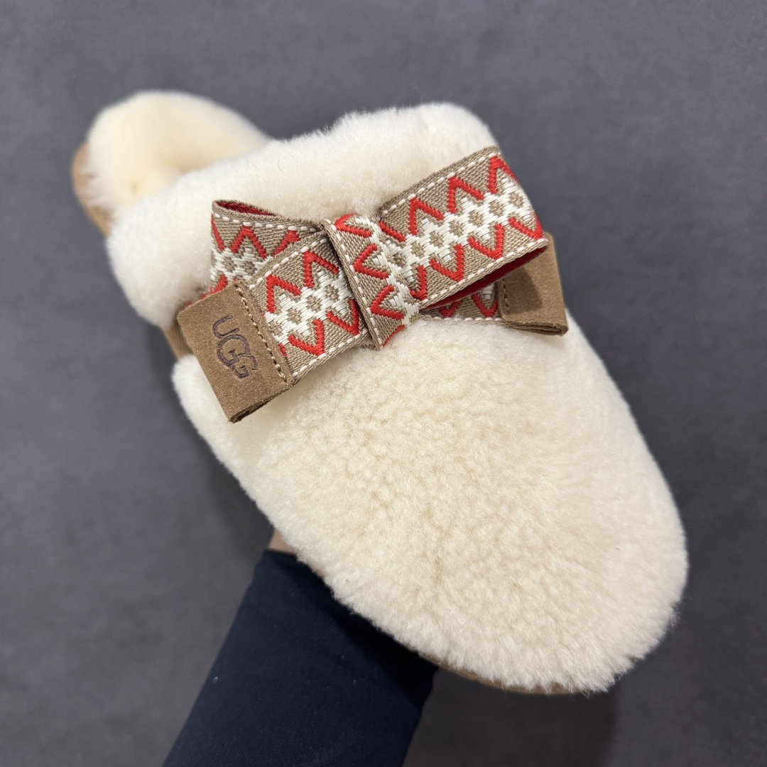 图片[3]-【纯原H版】UGG 8266 麦克斯蝴蝶结秋冬羊皮毛一体拖鞋 市场天花板品质 欢迎对比🆚 十年ZP代工厂老师傅工艺纯手工打造原汁原味UGG 市场最强版 没有之一 鞋面设计：选用隆丰A级进口羊皮毛，质地细腻，手感丰满;尺寸间隙均匀，柔软，深度保暖;吸湿、透气、排汗鞋子 内里：优质澳洲羔羊皮分子结构可将水蒸气吸进多孔构体中，吸湿性好，透气性极佳，保持脚底干爽 鞋底设计：塑模EVA极富弹性，加持胎面设计，升级版独家私模，柔软回弹性好，耐折耐磨，防滑防踢 尺码： 35 36 37 38 39 40 8266-棕色\\t8266-白色-选品中心