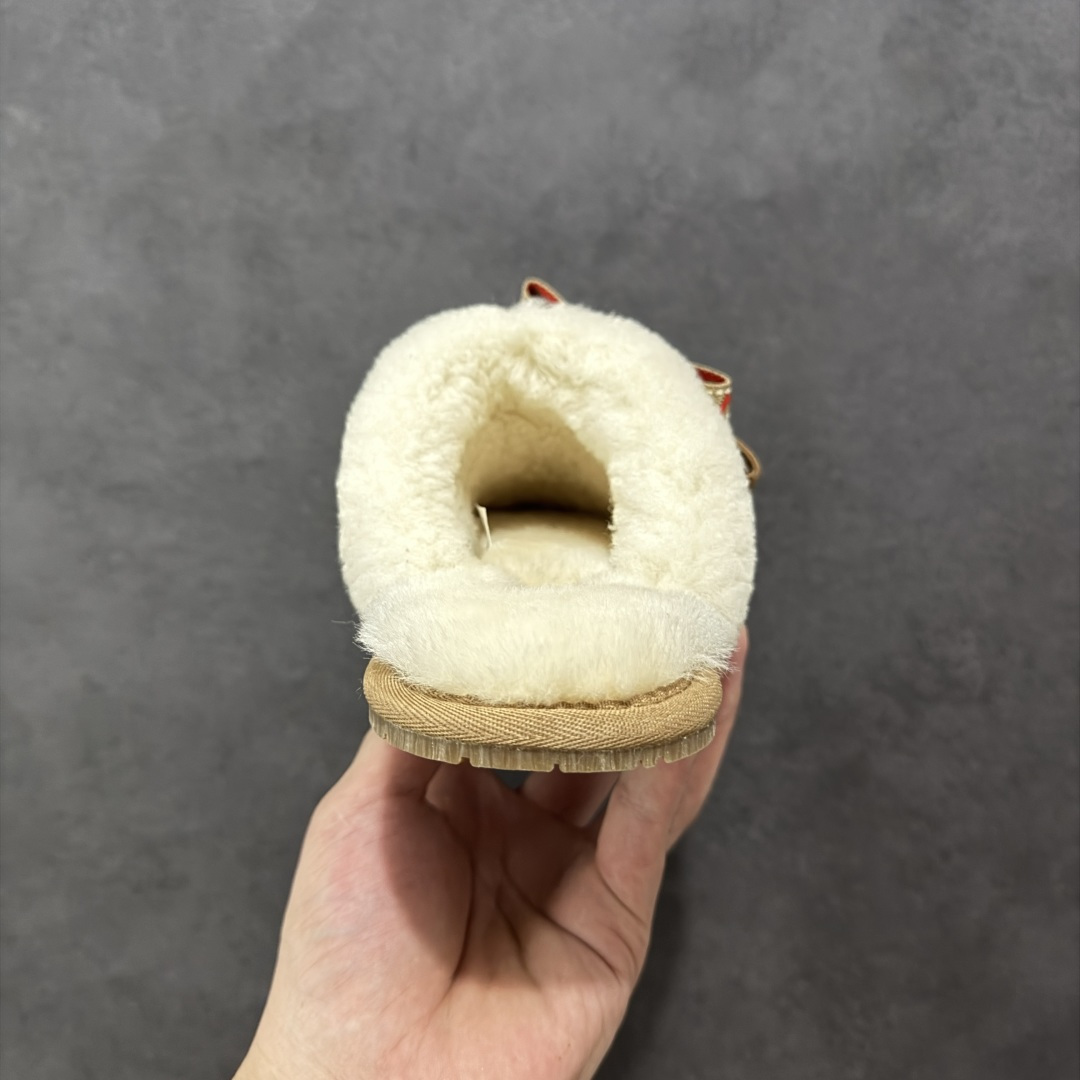 图片[4]-【纯原H版】UGG 8266 麦克斯蝴蝶结秋冬羊皮毛一体拖鞋 市场天花板品质 欢迎对比🆚 十年ZP代工厂老师傅工艺纯手工打造原汁原味UGG 市场最强版 没有之一 鞋面设计：选用隆丰A级进口羊皮毛，质地细腻，手感丰满;尺寸间隙均匀，柔软，深度保暖;吸湿、透气、排汗鞋子 内里：优质澳洲羔羊皮分子结构可将水蒸气吸进多孔构体中，吸湿性好，透气性极佳，保持脚底干爽 鞋底设计：塑模EVA极富弹性，加持胎面设计，升级版独家私模，柔软回弹性好，耐折耐磨，防滑防踢 尺码： 35 36 37 38 39 40 8266-棕色\\t8266-白色-选品中心