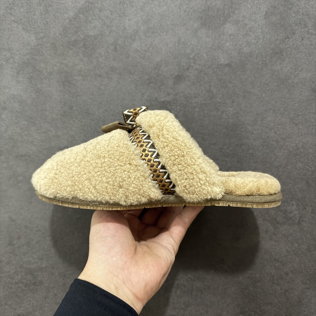 图片[2]-【纯原H版】UGG 8266 麦克斯蝴蝶结秋冬羊皮毛一体拖鞋 市场天花板品质 欢迎对比🆚 十年ZP代工厂老师傅工艺纯手工打造原汁原味UGG 市场最强版 没有之一 鞋面设计：选用隆丰A级进口羊皮毛，质地细腻，手感丰满;尺寸间隙均匀，柔软，深度保暖;吸湿、透气、排汗鞋子 内里：优质澳洲羔羊皮分子结构可将水蒸气吸进多孔构体中，吸湿性好，透气性极佳，保持脚底干爽 鞋底设计：塑模EVA极富弹性，加持胎面设计，升级版独家私模，柔软回弹性好，耐折耐磨，防滑防踢 尺码： 35 36 37 38 39 40 8266-棕色\\t8266-白色-选品中心