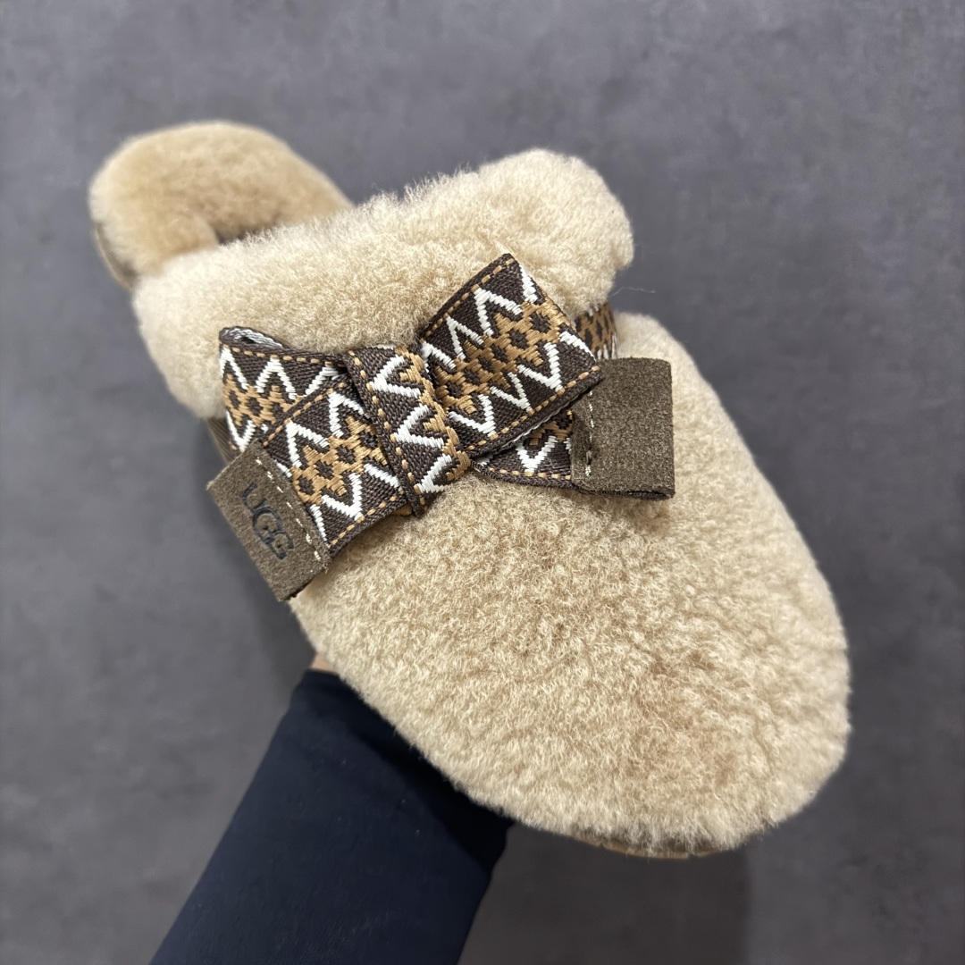 图片[3]-【纯原H版】UGG 8266 麦克斯蝴蝶结秋冬羊皮毛一体拖鞋 市场天花板品质 欢迎对比🆚 十年ZP代工厂老师傅工艺纯手工打造原汁原味UGG 市场最强版 没有之一 鞋面设计：选用隆丰A级进口羊皮毛，质地细腻，手感丰满;尺寸间隙均匀，柔软，深度保暖;吸湿、透气、排汗鞋子 内里：优质澳洲羔羊皮分子结构可将水蒸气吸进多孔构体中，吸湿性好，透气性极佳，保持脚底干爽 鞋底设计：塑模EVA极富弹性，加持胎面设计，升级版独家私模，柔软回弹性好，耐折耐磨，防滑防踢 尺码： 35 36 37 38 39 40 8266-棕色\\t8266-白色-选品中心