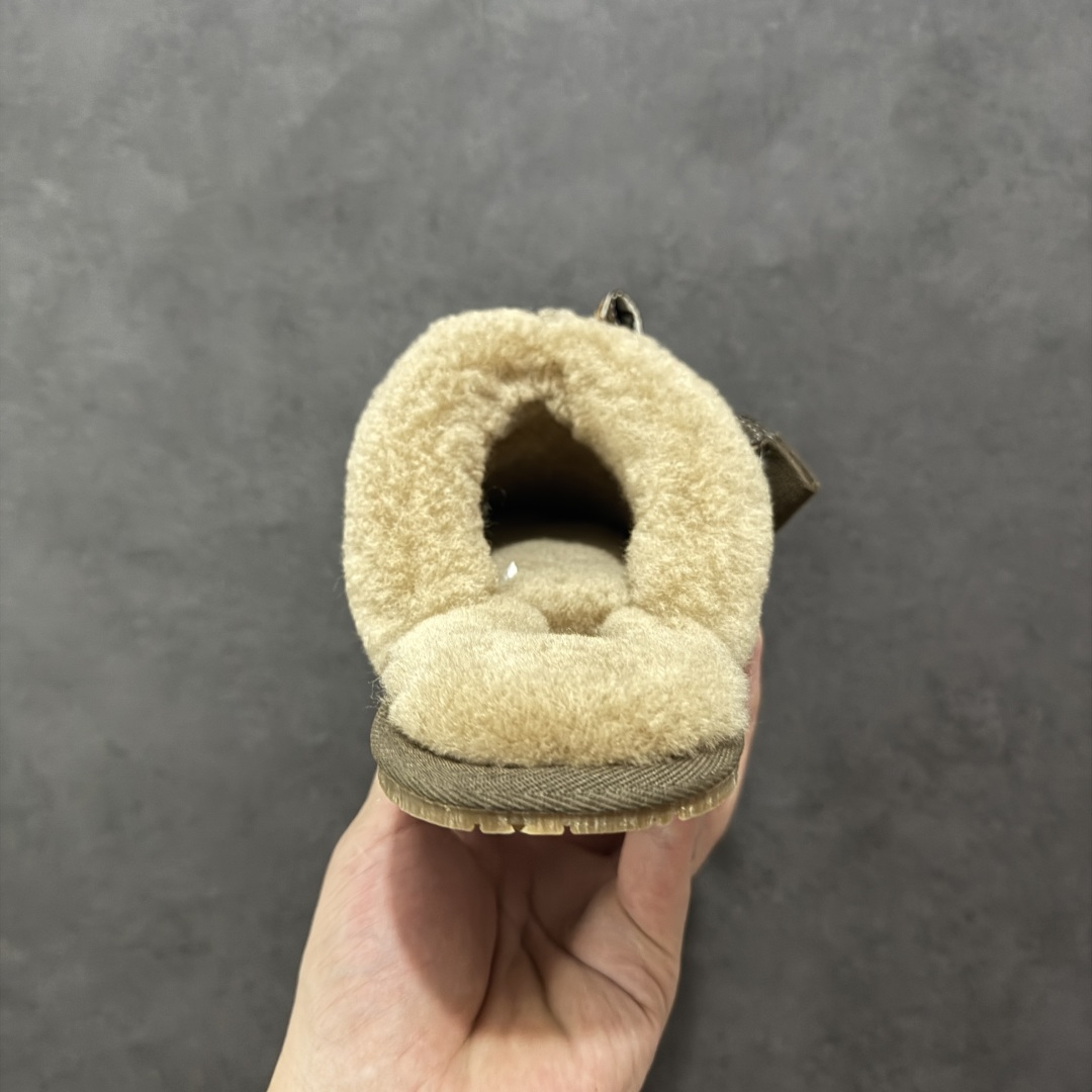 图片[4]-【纯原H版】UGG 8266 麦克斯蝴蝶结秋冬羊皮毛一体拖鞋 市场天花板品质 欢迎对比🆚 十年ZP代工厂老师傅工艺纯手工打造原汁原味UGG 市场最强版 没有之一 鞋面设计：选用隆丰A级进口羊皮毛，质地细腻，手感丰满;尺寸间隙均匀，柔软，深度保暖;吸湿、透气、排汗鞋子 内里：优质澳洲羔羊皮分子结构可将水蒸气吸进多孔构体中，吸湿性好，透气性极佳，保持脚底干爽 鞋底设计：塑模EVA极富弹性，加持胎面设计，升级版独家私模，柔软回弹性好，耐折耐磨，防滑防踢 尺码： 35 36 37 38 39 40 8266-棕色\\t8266-白色-选品中心