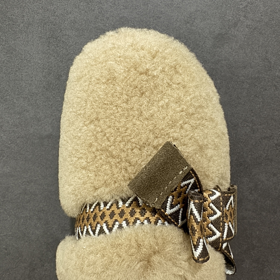 图片[8]-【纯原H版】UGG 8266 麦克斯蝴蝶结秋冬羊皮毛一体拖鞋 市场天花板品质 欢迎对比🆚 十年ZP代工厂老师傅工艺纯手工打造原汁原味UGG 市场最强版 没有之一 鞋面设计：选用隆丰A级进口羊皮毛，质地细腻，手感丰满;尺寸间隙均匀，柔软，深度保暖;吸湿、透气、排汗鞋子 内里：优质澳洲羔羊皮分子结构可将水蒸气吸进多孔构体中，吸湿性好，透气性极佳，保持脚底干爽 鞋底设计：塑模EVA极富弹性，加持胎面设计，升级版独家私模，柔软回弹性好，耐折耐磨，防滑防踢 尺码： 35 36 37 38 39 40 8266-棕色\\t8266-白色-选品中心