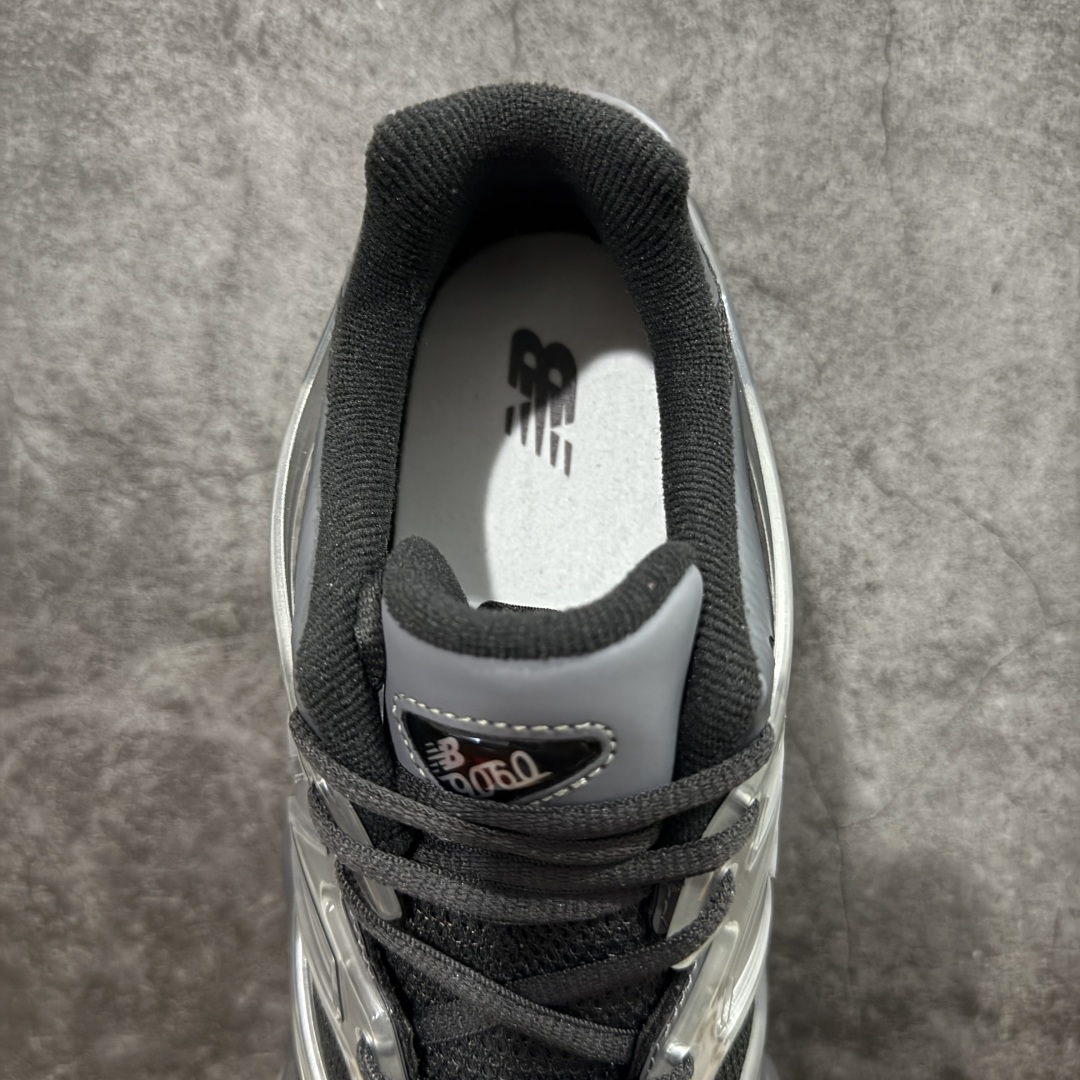 图片[8]-【纯原版】 New Balance NB9060 联名款 复古休闲运动慢跑鞋 灰色 U9060ISA 全套原楦原纸板原厂数据开发 进口三明治网面 原装进口翻毛皮料正确绒感卡色 正确中底拉帮中底网布细节 原厂标裁 带紫光防伪 定制后跟透明水晶模块 冲裁组合 大底贴合程度胶水上色把控完美 整洁度挑战全网艺术家 多道序QC把关品质完善 匠心打造 耗时两个月开发完成 工艺极其复杂难度可想而知 新开独立私模大底 全网唯一正确六层组合大底 高端零售专供产物 尺码：36 37 37.5 38 38.5 39 40 40.5 41 42 42.5 43 44 45 46.5-选品中心