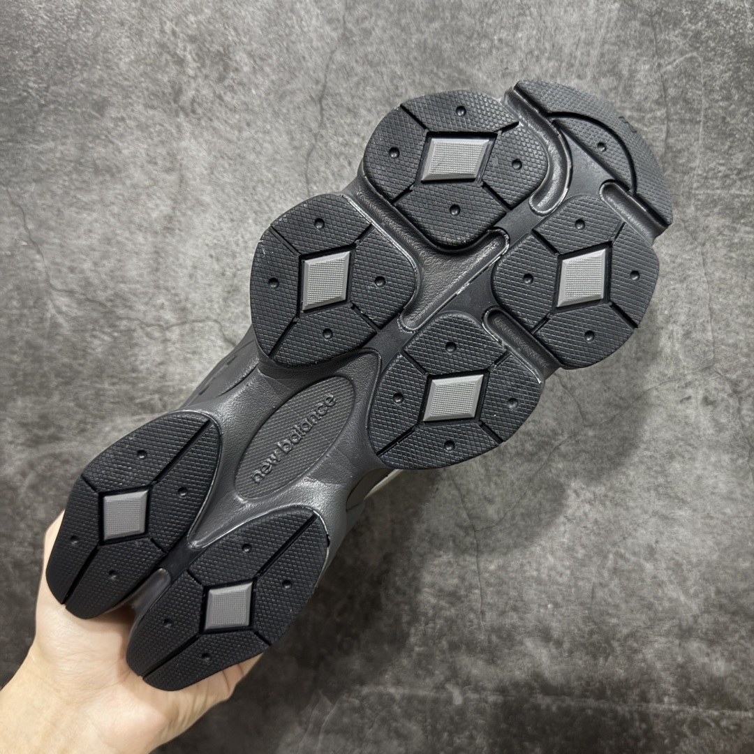 图片[9]-【纯原版】 New Balance NB9060 联名款 复古休闲运动慢跑鞋 灰色 U9060ISA 全套原楦原纸板原厂数据开发 进口三明治网面 原装进口翻毛皮料正确绒感卡色 正确中底拉帮中底网布细节 原厂标裁 带紫光防伪 定制后跟透明水晶模块 冲裁组合 大底贴合程度胶水上色把控完美 整洁度挑战全网艺术家 多道序QC把关品质完善 匠心打造 耗时两个月开发完成 工艺极其复杂难度可想而知 新开独立私模大底 全网唯一正确六层组合大底 高端零售专供产物 尺码：36 37 37.5 38 38.5 39 40 40.5 41 42 42.5 43 44 45 46.5-选品中心