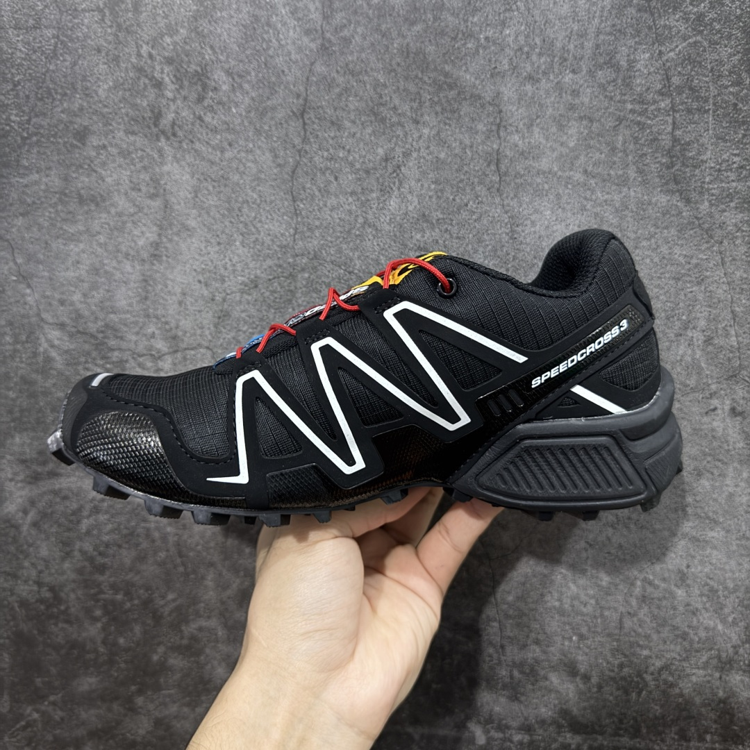 图片[2]-【莞产版本】萨洛蒙/Salomon Speed Cross 3 织物皮革低帮全能越野透气休闲运动鞋 Salomon 正式推出全新概念鞋款 SPEEDCROSS 以侵略性设计与先锋户外美学融合 相互交织出纵横山野和城市间的跑鞋轮廓 由混合网眼织物与皮革打造鞋面 辅以皮革细节点缀增强视觉冲击 整体以爪痕式的鞋面纹路搭配流线型轮廓呈现 极具辨识度的夸张外大底设计 增高之余更适合城市生活环境的舒适防滑效果 功能性层面 鞋面 3D 开放式网眼最大限度提供着用透气性 并注入合成材料为户外穿着带来极大的耐用和保护性 得益于 Salomon 多项功能性科技 从中底到鞋带系统都为脚部提供了一个安全和舒适的贴合感 并在松散、柔软、崎岖和不平坦的地形环境上带来卓越的抓地力 尺码：36-47-选品中心