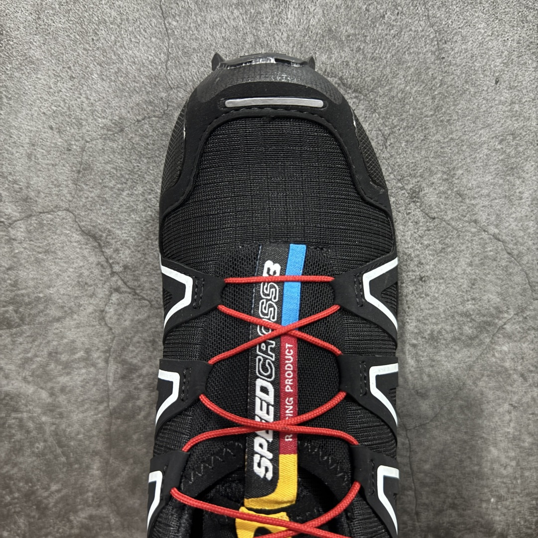 图片[5]-【莞产版本】萨洛蒙/Salomon Speed Cross 3 织物皮革低帮全能越野透气休闲运动鞋 Salomon 正式推出全新概念鞋款 SPEEDCROSS 以侵略性设计与先锋户外美学融合 相互交织出纵横山野和城市间的跑鞋轮廓 由混合网眼织物与皮革打造鞋面 辅以皮革细节点缀增强视觉冲击 整体以爪痕式的鞋面纹路搭配流线型轮廓呈现 极具辨识度的夸张外大底设计 增高之余更适合城市生活环境的舒适防滑效果 功能性层面 鞋面 3D 开放式网眼最大限度提供着用透气性 并注入合成材料为户外穿着带来极大的耐用和保护性 得益于 Salomon 多项功能性科技 从中底到鞋带系统都为脚部提供了一个安全和舒适的贴合感 并在松散、柔软、崎岖和不平坦的地形环境上带来卓越的抓地力 尺码：36-47-选品中心