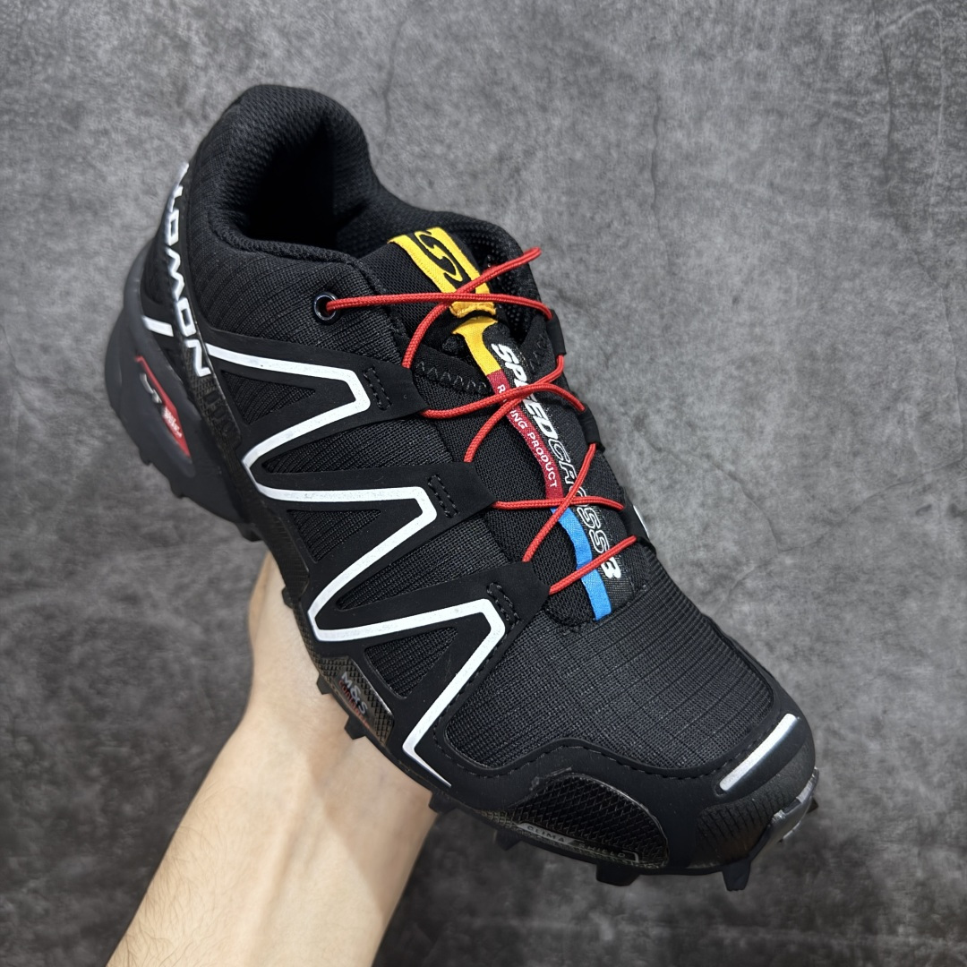 图片[3]-【莞产版本】萨洛蒙/Salomon Speed Cross 3 织物皮革低帮全能越野透气休闲运动鞋 Salomon 正式推出全新概念鞋款 SPEEDCROSS 以侵略性设计与先锋户外美学融合 相互交织出纵横山野和城市间的跑鞋轮廓 由混合网眼织物与皮革打造鞋面 辅以皮革细节点缀增强视觉冲击 整体以爪痕式的鞋面纹路搭配流线型轮廓呈现 极具辨识度的夸张外大底设计 增高之余更适合城市生活环境的舒适防滑效果 功能性层面 鞋面 3D 开放式网眼最大限度提供着用透气性 并注入合成材料为户外穿着带来极大的耐用和保护性 得益于 Salomon 多项功能性科技 从中底到鞋带系统都为脚部提供了一个安全和舒适的贴合感 并在松散、柔软、崎岖和不平坦的地形环境上带来卓越的抓地力 尺码：36-47-选品中心