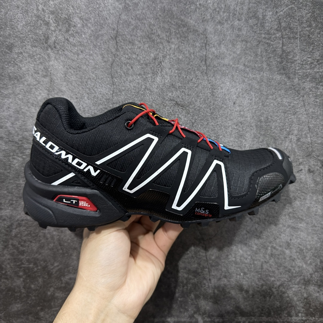 【莞产版本】萨洛蒙/Salomon Speed Cross 3 织物皮革低帮全能越野透气休闲运动鞋 Salomon 正式推出全新概念鞋款 SPEEDCROSS 以侵略性设计与先锋户外美学融合 相互交织出纵横山野和城市间的跑鞋轮廓 由混合网眼织物与皮革打造鞋面 辅以皮革细节点缀增强视觉冲击 整体以爪痕式的鞋面纹路搭配流线型轮廓呈现 极具辨识度的夸张外大底设计 增高之余更适合城市生活环境的舒适防滑效果 功能性层面 鞋面 3D 开放式网眼最大限度提供着用透气性 并注入合成材料为户外穿着带来极大的耐用和保护性 得益于 Salomon 多项功能性科技 从中底到鞋带系统都为脚部提供了一个安全和舒适的贴合感 并在松散、柔软、崎岖和不平坦的地形环境上带来卓越的抓地力 尺码：36-47-选品中心