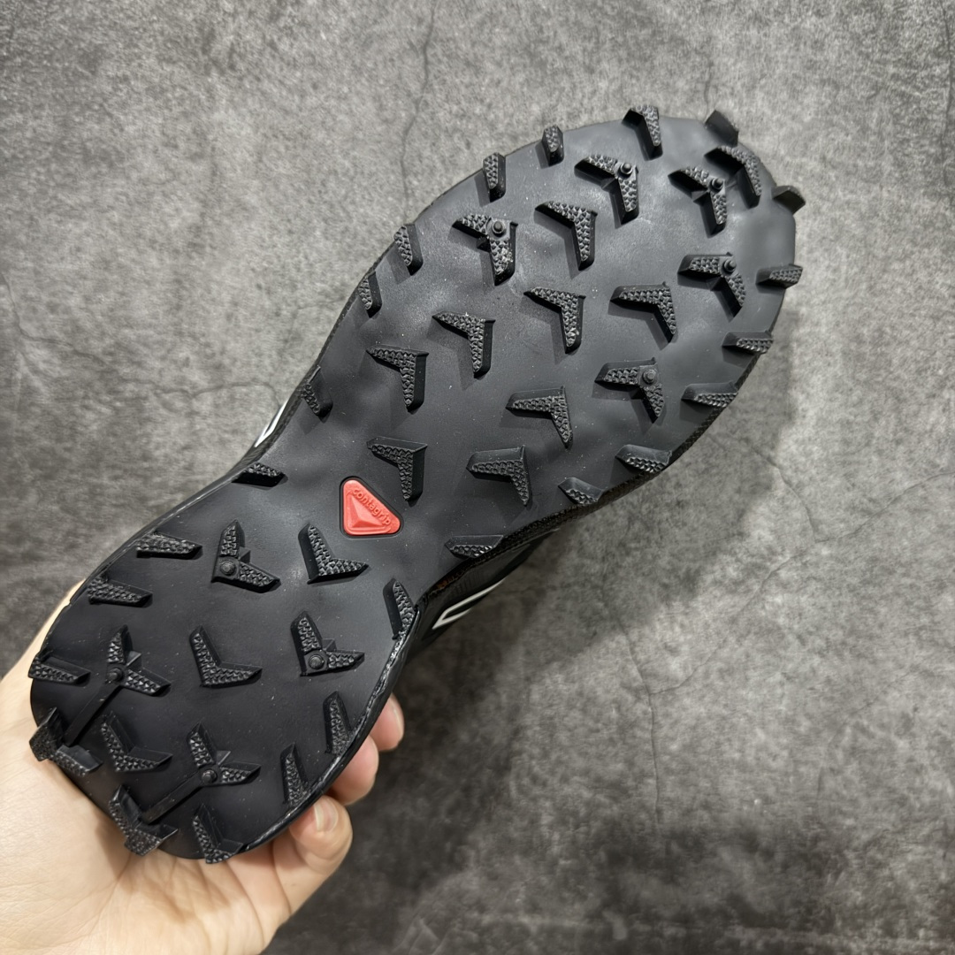 图片[9]-【莞产版本】萨洛蒙/Salomon Speed Cross 3 织物皮革低帮全能越野透气休闲运动鞋 Salomon 正式推出全新概念鞋款 SPEEDCROSS 以侵略性设计与先锋户外美学融合 相互交织出纵横山野和城市间的跑鞋轮廓 由混合网眼织物与皮革打造鞋面 辅以皮革细节点缀增强视觉冲击 整体以爪痕式的鞋面纹路搭配流线型轮廓呈现 极具辨识度的夸张外大底设计 增高之余更适合城市生活环境的舒适防滑效果 功能性层面 鞋面 3D 开放式网眼最大限度提供着用透气性 并注入合成材料为户外穿着带来极大的耐用和保护性 得益于 Salomon 多项功能性科技 从中底到鞋带系统都为脚部提供了一个安全和舒适的贴合感 并在松散、柔软、崎岖和不平坦的地形环境上带来卓越的抓地力 尺码：36-47-选品中心