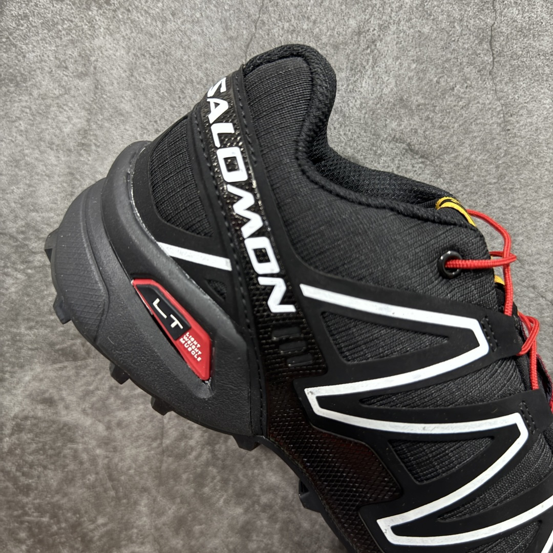 图片[7]-【莞产版本】萨洛蒙/Salomon Speed Cross 3 织物皮革低帮全能越野透气休闲运动鞋 Salomon 正式推出全新概念鞋款 SPEEDCROSS 以侵略性设计与先锋户外美学融合 相互交织出纵横山野和城市间的跑鞋轮廓 由混合网眼织物与皮革打造鞋面 辅以皮革细节点缀增强视觉冲击 整体以爪痕式的鞋面纹路搭配流线型轮廓呈现 极具辨识度的夸张外大底设计 增高之余更适合城市生活环境的舒适防滑效果 功能性层面 鞋面 3D 开放式网眼最大限度提供着用透气性 并注入合成材料为户外穿着带来极大的耐用和保护性 得益于 Salomon 多项功能性科技 从中底到鞋带系统都为脚部提供了一个安全和舒适的贴合感 并在松散、柔软、崎岖和不平坦的地形环境上带来卓越的抓地力 尺码：36-47-选品中心