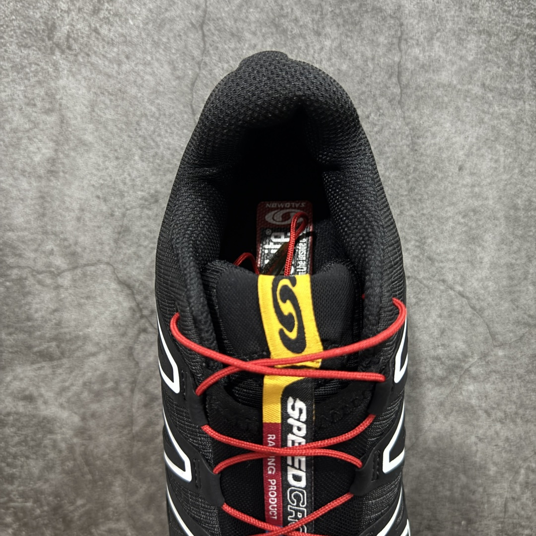 图片[8]-【莞产版本】萨洛蒙/Salomon Speed Cross 3 织物皮革低帮全能越野透气休闲运动鞋 Salomon 正式推出全新概念鞋款 SPEEDCROSS 以侵略性设计与先锋户外美学融合 相互交织出纵横山野和城市间的跑鞋轮廓 由混合网眼织物与皮革打造鞋面 辅以皮革细节点缀增强视觉冲击 整体以爪痕式的鞋面纹路搭配流线型轮廓呈现 极具辨识度的夸张外大底设计 增高之余更适合城市生活环境的舒适防滑效果 功能性层面 鞋面 3D 开放式网眼最大限度提供着用透气性 并注入合成材料为户外穿着带来极大的耐用和保护性 得益于 Salomon 多项功能性科技 从中底到鞋带系统都为脚部提供了一个安全和舒适的贴合感 并在松散、柔软、崎岖和不平坦的地形环境上带来卓越的抓地力 尺码：36-47-选品中心