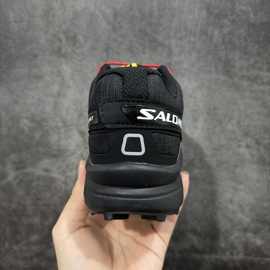 图片[4]-【莞产版本】萨洛蒙/Salomon Speed Cross 3 织物皮革低帮全能越野透气休闲运动鞋 Salomon 正式推出全新概念鞋款 SPEEDCROSS 以侵略性设计与先锋户外美学融合 相互交织出纵横山野和城市间的跑鞋轮廓 由混合网眼织物与皮革打造鞋面 辅以皮革细节点缀增强视觉冲击 整体以爪痕式的鞋面纹路搭配流线型轮廓呈现 极具辨识度的夸张外大底设计 增高之余更适合城市生活环境的舒适防滑效果 功能性层面 鞋面 3D 开放式网眼最大限度提供着用透气性 并注入合成材料为户外穿着带来极大的耐用和保护性 得益于 Salomon 多项功能性科技 从中底到鞋带系统都为脚部提供了一个安全和舒适的贴合感 并在松散、柔软、崎岖和不平坦的地形环境上带来卓越的抓地力 尺码：36-47-选品中心