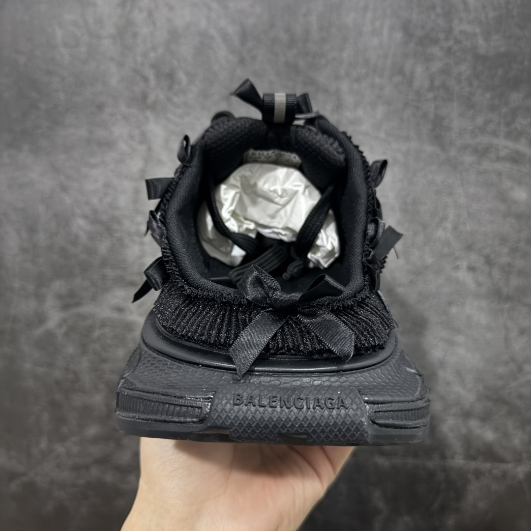 图片[4]-【VG版本】Balenciaga 3XL Denim 官方同步 巴黎世家十代 新款蕾丝蝴蝶结半拖黑色 全套原纸板楦头开发 最原汁原味的灵魂版型 全鞋荧光划线卡点 胶水把控整洁度追求极致完美 每一双都是工艺品 多重QC质检 超越公司货的品控标准 实实在在的免检产品 原盒原配 正确字体电绣 粗细、位置、大小正确 侧边TPU 透气孔匹配意产原版 正确分离大底 TPU软底 原版一致大底LOGO 立体感十足 原厂皮料水洗做旧 采购原厂网纱 不含皮革 网布材料和聚氨酯 磨损效果 鞋头边缘和后帮 Balenciaga 徽标 鞋面和后跟凸印尺码 鞋舌 3XL 橡胶品牌标识和反光细节 鞋帮拉袢和鞋舌拉祥 配反光细节 备用鞋带在鞋履前侧 可在穿着前取下 便于不同造型搭配 正常尺码 尺码：35 36 37 38 39 40 41 42-选品中心