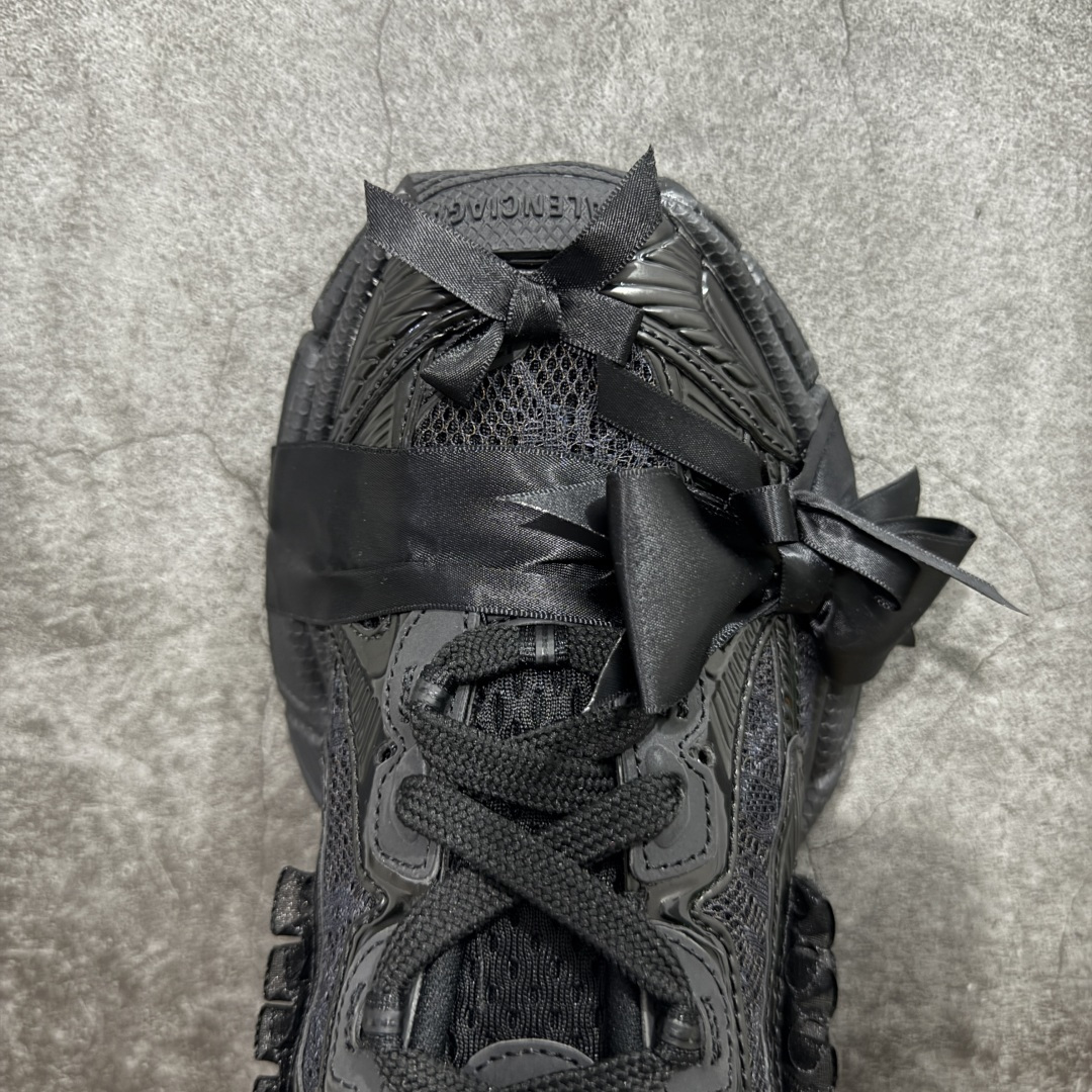 图片[5]-【VG版本】Balenciaga 3XL Denim 官方同步 巴黎世家十代 新款蕾丝蝴蝶结半拖黑色 全套原纸板楦头开发 最原汁原味的灵魂版型 全鞋荧光划线卡点 胶水把控整洁度追求极致完美 每一双都是工艺品 多重QC质检 超越公司货的品控标准 实实在在的免检产品 原盒原配 正确字体电绣 粗细、位置、大小正确 侧边TPU 透气孔匹配意产原版 正确分离大底 TPU软底 原版一致大底LOGO 立体感十足 原厂皮料水洗做旧 采购原厂网纱 不含皮革 网布材料和聚氨酯 磨损效果 鞋头边缘和后帮 Balenciaga 徽标 鞋面和后跟凸印尺码 鞋舌 3XL 橡胶品牌标识和反光细节 鞋帮拉袢和鞋舌拉祥 配反光细节 备用鞋带在鞋履前侧 可在穿着前取下 便于不同造型搭配 正常尺码 尺码：35 36 37 38 39 40 41 42-选品中心