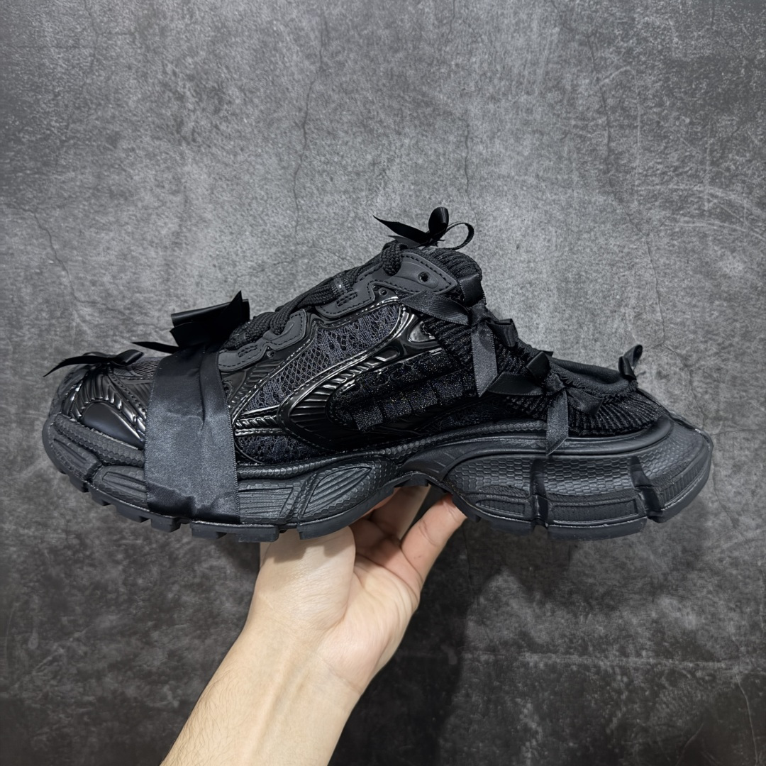 图片[2]-【VG版本】Balenciaga 3XL Denim 官方同步 巴黎世家十代 新款蕾丝蝴蝶结半拖黑色 全套原纸板楦头开发 最原汁原味的灵魂版型 全鞋荧光划线卡点 胶水把控整洁度追求极致完美 每一双都是工艺品 多重QC质检 超越公司货的品控标准 实实在在的免检产品 原盒原配 正确字体电绣 粗细、位置、大小正确 侧边TPU 透气孔匹配意产原版 正确分离大底 TPU软底 原版一致大底LOGO 立体感十足 原厂皮料水洗做旧 采购原厂网纱 不含皮革 网布材料和聚氨酯 磨损效果 鞋头边缘和后帮 Balenciaga 徽标 鞋面和后跟凸印尺码 鞋舌 3XL 橡胶品牌标识和反光细节 鞋帮拉袢和鞋舌拉祥 配反光细节 备用鞋带在鞋履前侧 可在穿着前取下 便于不同造型搭配 正常尺码 尺码：35 36 37 38 39 40 41 42-选品中心