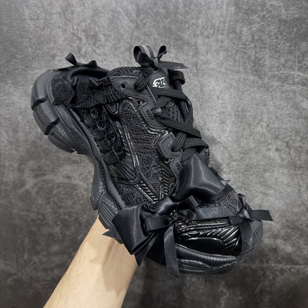 图片[3]-【VG版本】Balenciaga 3XL Denim 官方同步 巴黎世家十代 新款蕾丝蝴蝶结半拖黑色 全套原纸板楦头开发 最原汁原味的灵魂版型 全鞋荧光划线卡点 胶水把控整洁度追求极致完美 每一双都是工艺品 多重QC质检 超越公司货的品控标准 实实在在的免检产品 原盒原配 正确字体电绣 粗细、位置、大小正确 侧边TPU 透气孔匹配意产原版 正确分离大底 TPU软底 原版一致大底LOGO 立体感十足 原厂皮料水洗做旧 采购原厂网纱 不含皮革 网布材料和聚氨酯 磨损效果 鞋头边缘和后帮 Balenciaga 徽标 鞋面和后跟凸印尺码 鞋舌 3XL 橡胶品牌标识和反光细节 鞋帮拉袢和鞋舌拉祥 配反光细节 备用鞋带在鞋履前侧 可在穿着前取下 便于不同造型搭配 正常尺码 尺码：35 36 37 38 39 40 41 42-选品中心