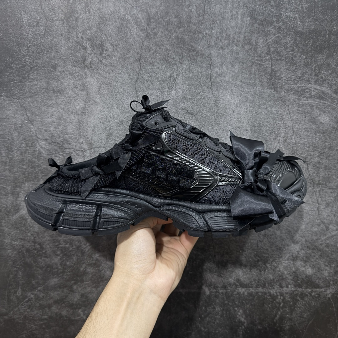 【VG版本】Balenciaga 3XL Denim 官方同步 巴黎世家十代 新款蕾丝蝴蝶结半拖黑色 全套原纸板楦头开发 最原汁原味的灵魂版型 全鞋荧光划线卡点 胶水把控整洁度追求极致完美 每一双都是工艺品 多重QC质检 超越公司货的品控标准 实实在在的免检产品 原盒原配 正确字体电绣 粗细、位置、大小正确 侧边TPU 透气孔匹配意产原版 正确分离大底 TPU软底 原版一致大底LOGO 立体感十足 原厂皮料水洗做旧 采购原厂网纱 不含皮革 网布材料和聚氨酯 磨损效果 鞋头边缘和后帮 Balenciaga 徽标 鞋面和后跟凸印尺码 鞋舌 3XL 橡胶品牌标识和反光细节 鞋帮拉袢和鞋舌拉祥 配反光细节 备用鞋带在鞋履前侧 可在穿着前取下 便于不同造型搭配 正常尺码 尺码：35 36 37 38 39 40 41 42-选品中心