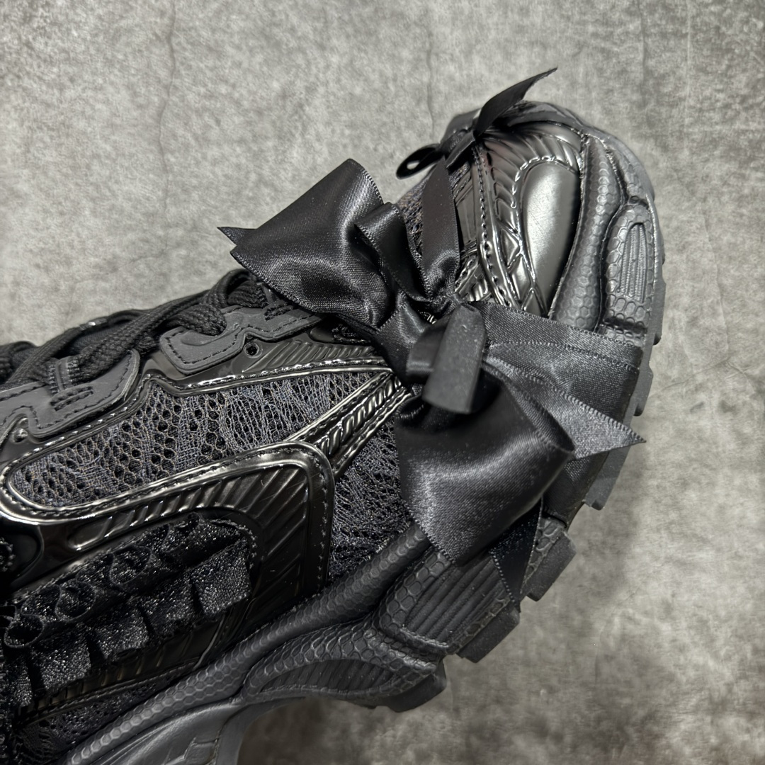 图片[6]-【VG版本】Balenciaga 3XL Denim 官方同步 巴黎世家十代 新款蕾丝蝴蝶结半拖黑色 全套原纸板楦头开发 最原汁原味的灵魂版型 全鞋荧光划线卡点 胶水把控整洁度追求极致完美 每一双都是工艺品 多重QC质检 超越公司货的品控标准 实实在在的免检产品 原盒原配 正确字体电绣 粗细、位置、大小正确 侧边TPU 透气孔匹配意产原版 正确分离大底 TPU软底 原版一致大底LOGO 立体感十足 原厂皮料水洗做旧 采购原厂网纱 不含皮革 网布材料和聚氨酯 磨损效果 鞋头边缘和后帮 Balenciaga 徽标 鞋面和后跟凸印尺码 鞋舌 3XL 橡胶品牌标识和反光细节 鞋帮拉袢和鞋舌拉祥 配反光细节 备用鞋带在鞋履前侧 可在穿着前取下 便于不同造型搭配 正常尺码 尺码：35 36 37 38 39 40 41 42-选品中心