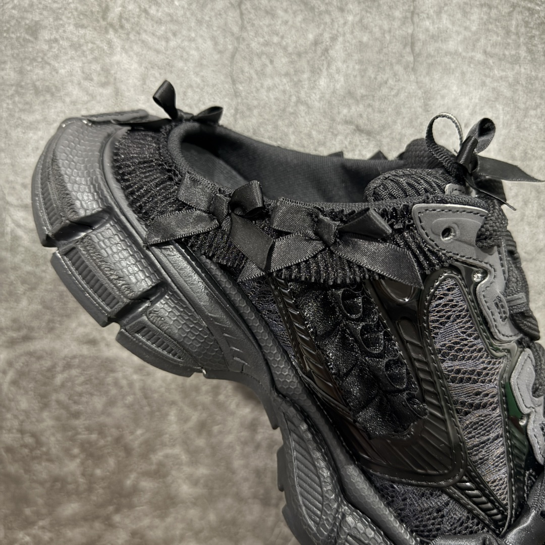 图片[7]-【VG版本】Balenciaga 3XL Denim 官方同步 巴黎世家十代 新款蕾丝蝴蝶结半拖黑色 全套原纸板楦头开发 最原汁原味的灵魂版型 全鞋荧光划线卡点 胶水把控整洁度追求极致完美 每一双都是工艺品 多重QC质检 超越公司货的品控标准 实实在在的免检产品 原盒原配 正确字体电绣 粗细、位置、大小正确 侧边TPU 透气孔匹配意产原版 正确分离大底 TPU软底 原版一致大底LOGO 立体感十足 原厂皮料水洗做旧 采购原厂网纱 不含皮革 网布材料和聚氨酯 磨损效果 鞋头边缘和后帮 Balenciaga 徽标 鞋面和后跟凸印尺码 鞋舌 3XL 橡胶品牌标识和反光细节 鞋帮拉袢和鞋舌拉祥 配反光细节 备用鞋带在鞋履前侧 可在穿着前取下 便于不同造型搭配 正常尺码 尺码：35 36 37 38 39 40 41 42-选品中心