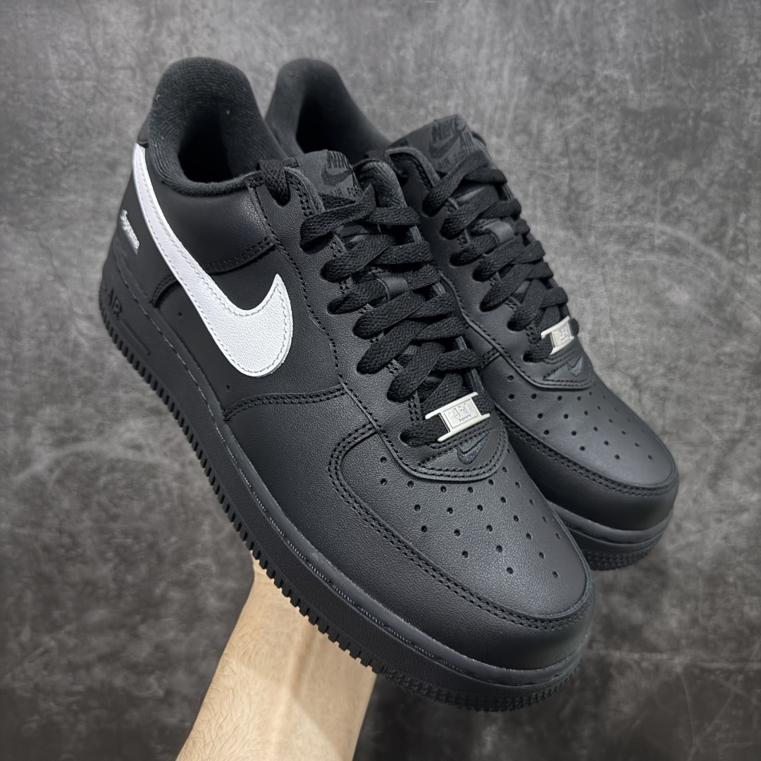 【GX2.0纯原】Supreme x NK Air Force 1 Low \’07 空军一号低帮经典板鞋联名 黑白 CU9225-002 顶级空军 皮料质感可媲美原版 细节吊打市场其他代号版本 全鞋电脑针车 工整有序 原厂港宝加持完美还原灵魂版型 原盒原配从里到外百分百还原 原厂全头层原厂皮料 原标原盒 内置Sole气垫 中底白色背胶 中底划线 已经无限的接近公司 原厂楦头 原厂刺绣 后跟弧度修正 正确中底四线防伪 尺码：36 36.5 37.5 38 38.5 39 40 40.5 41 42 42.5 43 44 44.5 45 46-选品中心