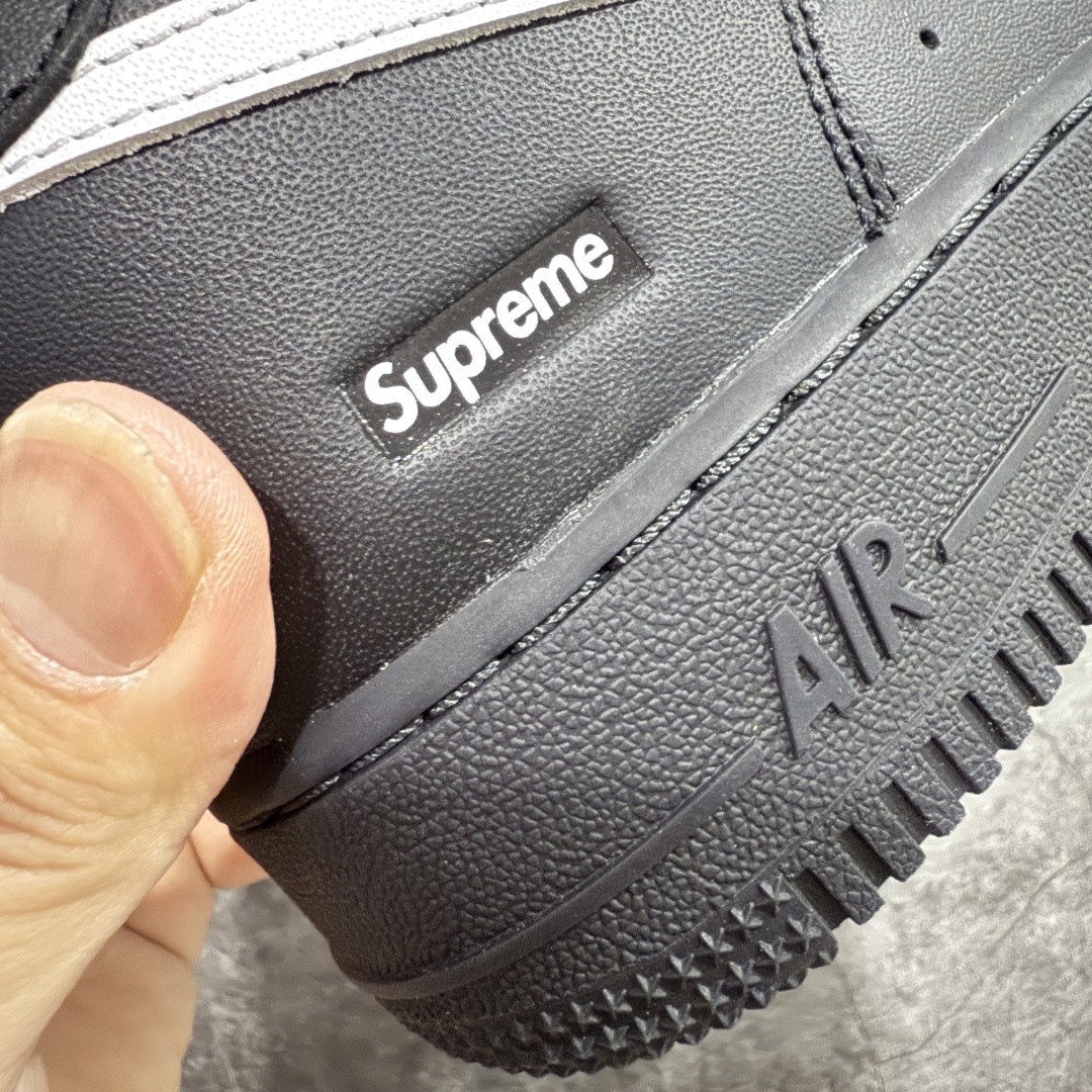 图片[3]-【GX2.0纯原】Supreme x NK Air Force 1 Low \’07 空军一号低帮经典板鞋联名 黑白 CU9225-002 顶级空军 皮料质感可媲美原版 细节吊打市场其他代号版本 全鞋电脑针车 工整有序 原厂港宝加持完美还原灵魂版型 原盒原配从里到外百分百还原 原厂全头层原厂皮料 原标原盒 内置Sole气垫 中底白色背胶 中底划线 已经无限的接近公司 原厂楦头 原厂刺绣 后跟弧度修正 正确中底四线防伪 尺码：36 36.5 37.5 38 38.5 39 40 40.5 41 42 42.5 43 44 44.5 45 46-选品中心