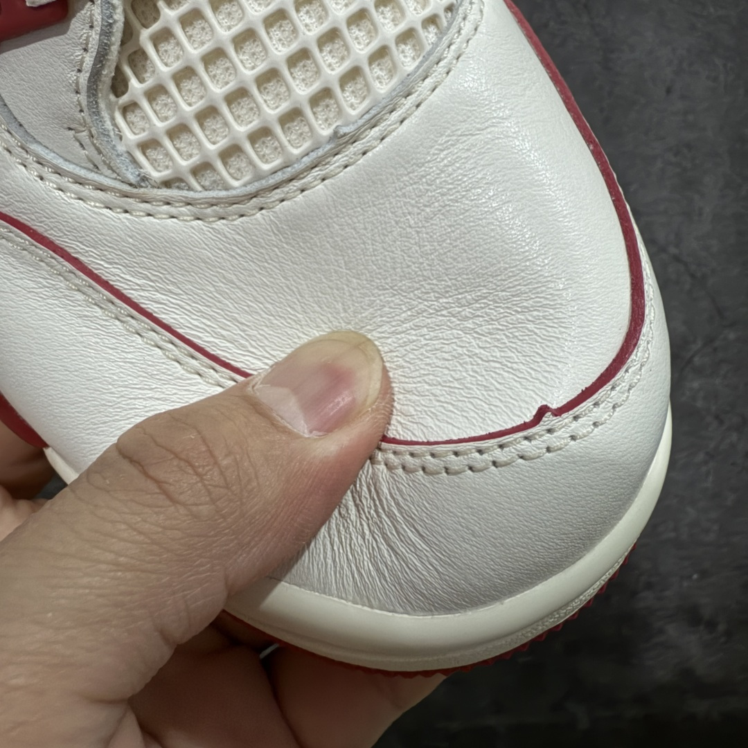 图片[5]-【OG纯原版】Air Jordan 4 Retro \”Valentine\’s Day\” AJ4 乔丹4代红色情人节 货号：HV0823-108 大厂出品 原厂原材料打造 市场天花板级别货品 欢迎对比品鉴‼️ 鞋身整体以米白色皮革为主，搭配米白色的鞋带，让鞋子看起来更有整体感。鞋侧身米白色格网透出米白色内层，鞋舌顶端米白的标签，以红色Jumpman Logoo以及Flight刺绣字样，彰显球鞋身份；鞋带孔部位的TPU装饰采用红色呈现，更具细节感。鞋帮部分和后跟位置的提环使用米白色TPU材质，给鞋身带来更多色彩层次感；最特别的地方还是鞋舌内侧和鞋垫上，加入了口红唇印图案，进一步烘托情人节的甜蜜气氛。后跟及外底Jumpman Loggo均采用红色点缀，中底使用红色妆点，复古米白色橡胶外底的设计，最后以搭载有开窗式Air Sole气垫的中底进行收尾。 货号：HV0823-108 尺码：35.5 36 36.5 37.5 38 38.5 39 40 40.5 41 42 42.5 43 44 44.5 45 46 47.5-选品中心