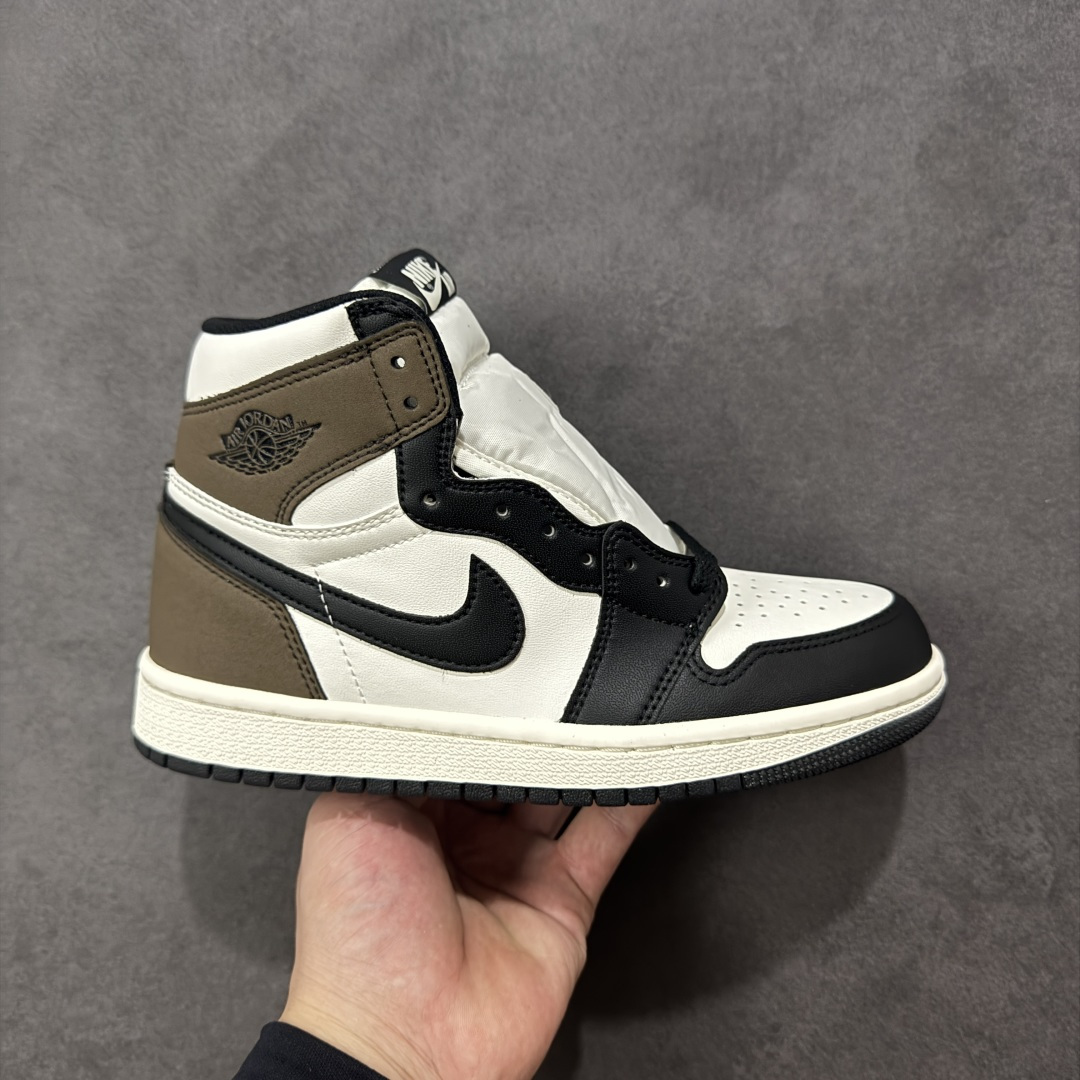 【H11版本】耐克Nike Air Jordan 1 Retro High OG AJ1代经典复古经典高帮摩卡百搭文化篮球鞋 555088-105 公司级真标半码制#原档案原数据开发版型#采用荔枝纹头层皮革鞋面材质#原厂立体填充鞋舌海绵#中底注胶孔及缜密中底拉帮工艺#原数据开发模具大底 尺码： 35.5 36 36.5 37.5 38 38.5 39 40 40.5 41 42 42.5 43 44 44.5 45 46 47.5 编码：H1B290300-选品中心