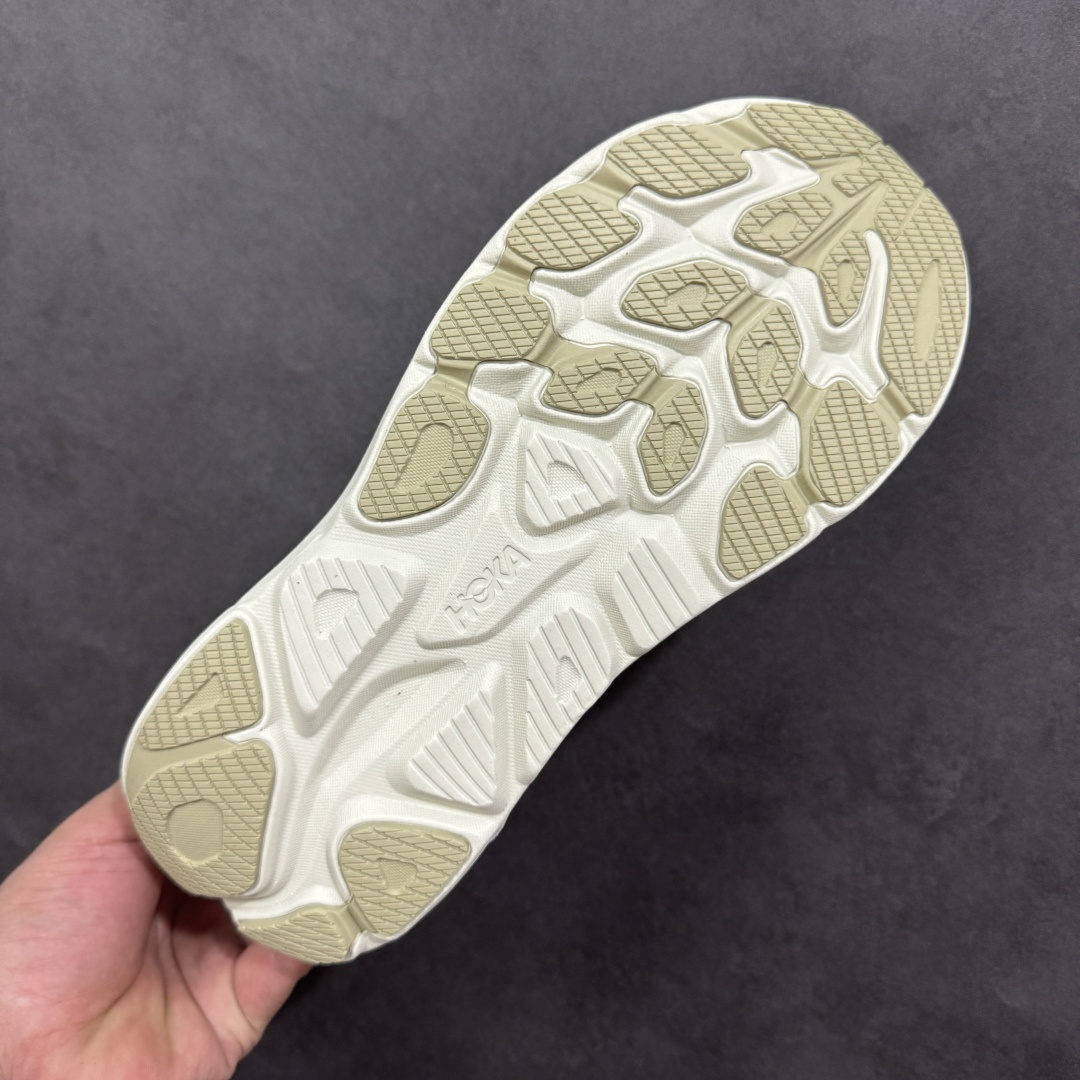 图片[9]-【公司级】HOKA ONE ONE CLIFTON 10 克里夫顿系列 轻盈透气的针织网面跑鞋 1162030 FFF  增强鞋面的强度和支撑性能 搭配柔软的鞋舌 让双脚在舒适包裹中跑的更加畅快 全新泡棉中底 柔软的同时增强回弹性能 为不同跑者提供更平稳流畅的脚感 带来全面的缓冲保护 根据人体工程学设计的延长拉襟 后跟处弹软的海绵填充舒适固定 避免掉跟和摩擦  尺码：36 36.5 37 38 38.5 39 40 40.5 41 42 42.5 43 44 45 46 编码：FSB220230-选品中心