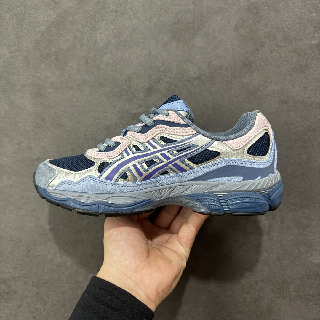 图片[2]-【公司级】Asics Gel-NYC复古单品 亚瑟士ASICSTIGER秋季新款休闲鞋 厚底街头运动休闲鞋 ASICS亚瑟士推出全新GEL-NYC，彰显纽约都市活力 这次的新系列融入了多个版本GEL的经典设计风格，广受好评。其设计灵感来源于GEL-NIMBUS 3,GEL-MC PLUS V 和 GEL-CUMULUS 16 这些往日经典鞋款。GEL-NYC使用GEL-CUMULUS 16鞋款的鞋楦设计,展现了独特的现代化美学。鞋底采用了轻质发泡材料,并在后跟和前掌处采用了ASICS亚瑟士核心科技——GEL缓震胶,赋予鞋款强大的缓冲性能,提供了更柔软舒适的穿着体验。而在原有设计的启发之上,此次鞋款采用更贴合当今潮流趋势的材料和创新技术,展现出纽约充满活力的都市精神。 尺码：36-45-选品中心
