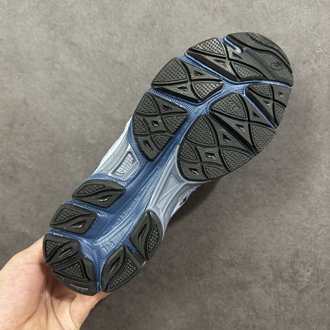 图片[9]-【公司级】Asics Gel-NYC复古单品 亚瑟士ASICSTIGER秋季新款休闲鞋 厚底街头运动休闲鞋 ASICS亚瑟士推出全新GEL-NYC，彰显纽约都市活力 这次的新系列融入了多个版本GEL的经典设计风格，广受好评。其设计灵感来源于GEL-NIMBUS 3,GEL-MC PLUS V 和 GEL-CUMULUS 16 这些往日经典鞋款。GEL-NYC使用GEL-CUMULUS 16鞋款的鞋楦设计,展现了独特的现代化美学。鞋底采用了轻质发泡材料,并在后跟和前掌处采用了ASICS亚瑟士核心科技——GEL缓震胶,赋予鞋款强大的缓冲性能,提供了更柔软舒适的穿着体验。而在原有设计的启发之上,此次鞋款采用更贴合当今潮流趋势的材料和创新技术,展现出纽约充满活力的都市精神。 尺码：36-45-选品中心