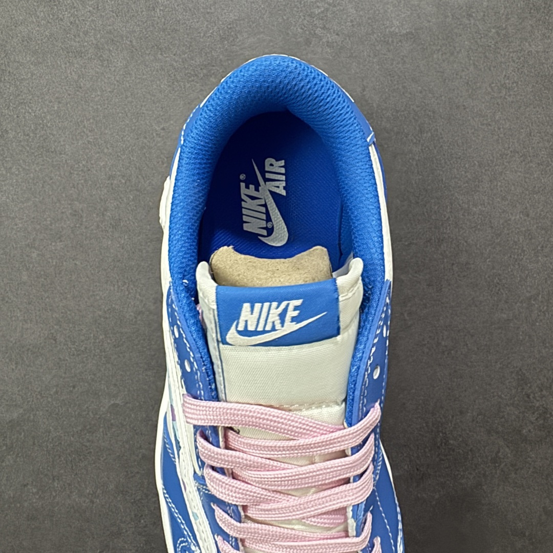 图片[7]-【定制版】Travis Scott x Fragment Design x Jordan Air Jordan 1 Low OG SP “卡通蓝” 多方联名合作融合了Travi翻毛蓝勾s Scott 独特的音乐风格，藤原浩个性的设计风格以及Jordan品牌的经典元素 使其成为一双具有独特身份和价值的鞋子 清新而立体的外观加上联名标识更突出了其独特身份 这种配色方案显示出活力和时尚感 在视觉上引人注目 鞋身的质感和细腻的细节处理使其显得高端而格调十足 这款“倒钩”联名是设计与创意完美结合 融合多方的个性风格是一款备受瞩目的潮流鞋款 低帮休闲板鞋 定制鞋盒 大厂纯原品质出货 超高清洁度 皮料切割干净无任何毛边 细节完美 货号： DZ5899-023 尺码：36 36.5 37.5 38 38.5 39 40 40.5 41 42 42.5 43 44 44.5 45 编码：HXSB330340-选品中心