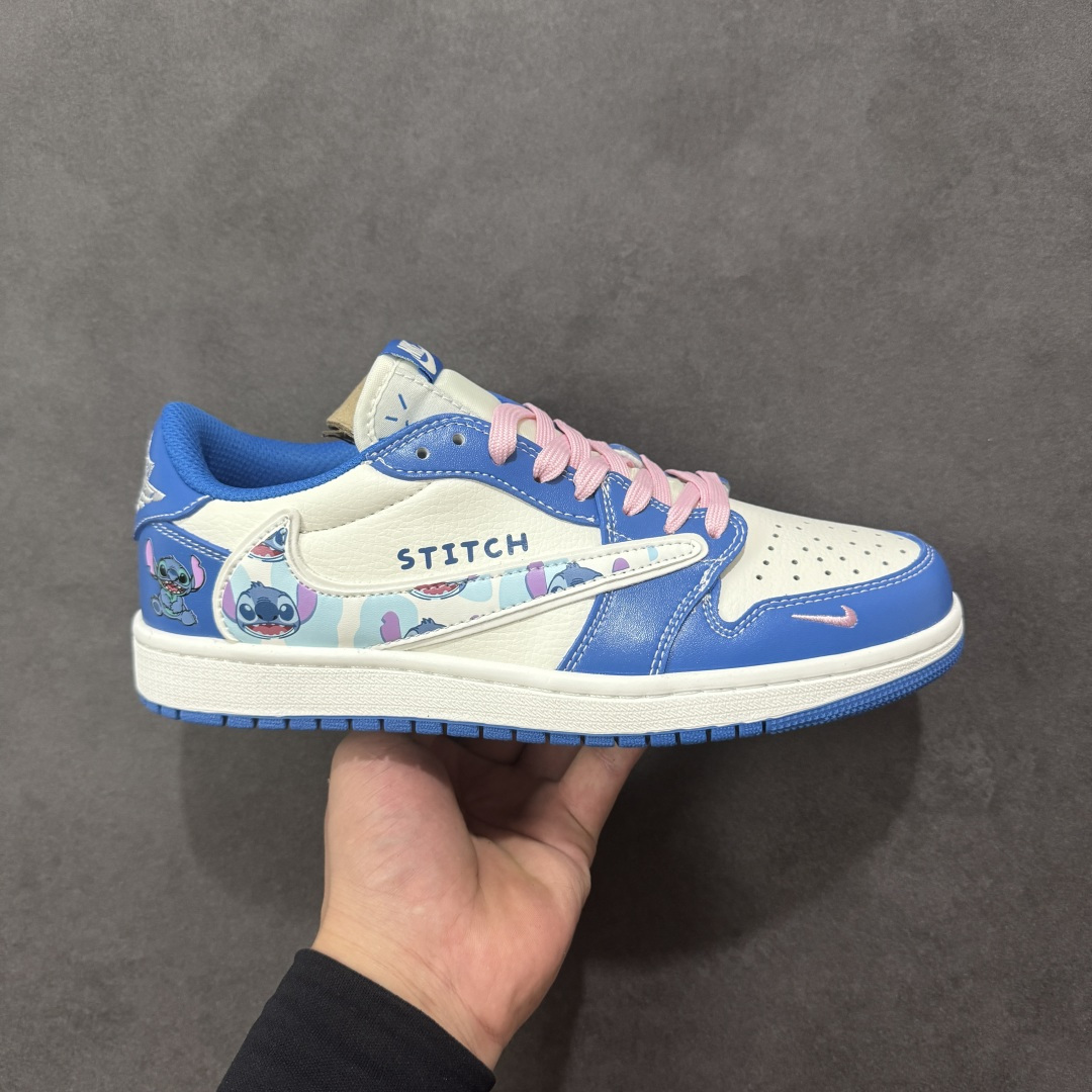 【定制版】Travis Scott x Fragment Design x Jordan Air Jordan 1 Low OG SP “卡通蓝” 多方联名合作融合了Travi翻毛蓝勾s Scott 独特的音乐风格，藤原浩个性的设计风格以及Jordan品牌的经典元素 使其成为一双具有独特身份和价值的鞋子 清新而立体的外观加上联名标识更突出了其独特身份 这种配色方案显示出活力和时尚感 在视觉上引人注目 鞋身的质感和细腻的细节处理使其显得高端而格调十足 这款“倒钩”联名是设计与创意完美结合 融合多方的个性风格是一款备受瞩目的潮流鞋款 低帮休闲板鞋 定制鞋盒 大厂纯原品质出货 超高清洁度 皮料切割干净无任何毛边 细节完美 货号： DZ5899-023 尺码：36 36.5 37.5 38 38.5 39 40 40.5 41 42 42.5 43 44 44.5 45 编码：HXSB330340-选品中心