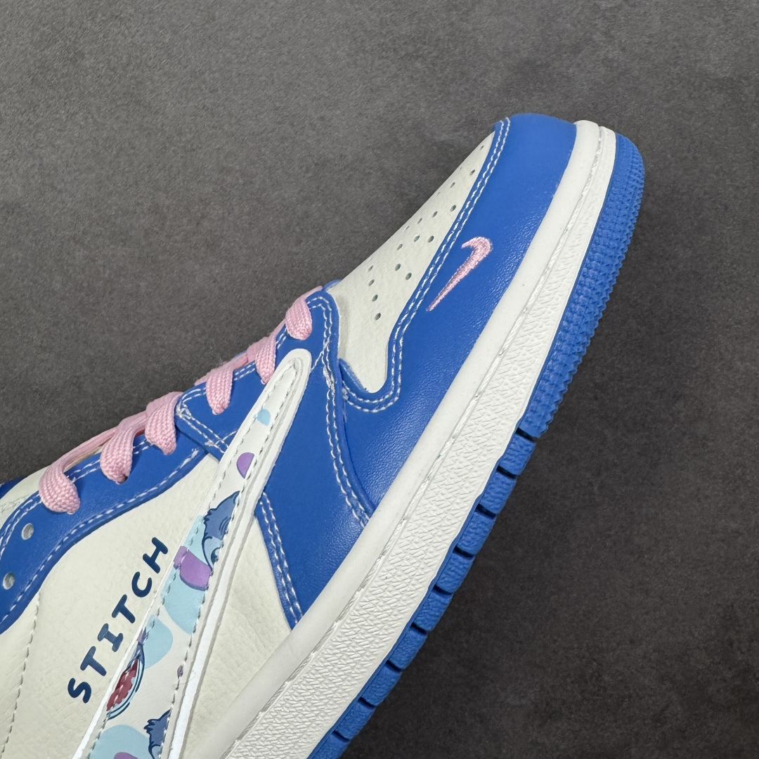 图片[5]-【定制版】Travis Scott x Fragment Design x Jordan Air Jordan 1 Low OG SP “卡通蓝” 多方联名合作融合了Travi翻毛蓝勾s Scott 独特的音乐风格，藤原浩个性的设计风格以及Jordan品牌的经典元素 使其成为一双具有独特身份和价值的鞋子 清新而立体的外观加上联名标识更突出了其独特身份 这种配色方案显示出活力和时尚感 在视觉上引人注目 鞋身的质感和细腻的细节处理使其显得高端而格调十足 这款“倒钩”联名是设计与创意完美结合 融合多方的个性风格是一款备受瞩目的潮流鞋款 低帮休闲板鞋 定制鞋盒 大厂纯原品质出货 超高清洁度 皮料切割干净无任何毛边 细节完美 货号： DZ5899-023 尺码：36 36.5 37.5 38 38.5 39 40 40.5 41 42 42.5 43 44 44.5 45 编码：HXSB330340-选品中心