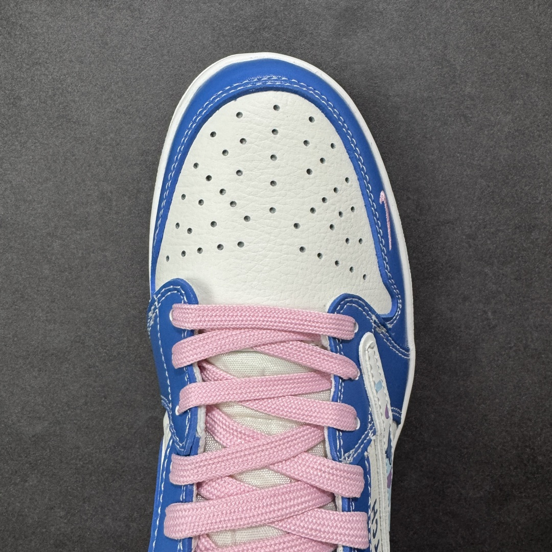 图片[8]-【定制版】Travis Scott x Fragment Design x Jordan Air Jordan 1 Low OG SP “卡通蓝” 多方联名合作融合了Travi翻毛蓝勾s Scott 独特的音乐风格，藤原浩个性的设计风格以及Jordan品牌的经典元素 使其成为一双具有独特身份和价值的鞋子 清新而立体的外观加上联名标识更突出了其独特身份 这种配色方案显示出活力和时尚感 在视觉上引人注目 鞋身的质感和细腻的细节处理使其显得高端而格调十足 这款“倒钩”联名是设计与创意完美结合 融合多方的个性风格是一款备受瞩目的潮流鞋款 低帮休闲板鞋 定制鞋盒 大厂纯原品质出货 超高清洁度 皮料切割干净无任何毛边 细节完美 货号： DZ5899-023 尺码：36 36.5 37.5 38 38.5 39 40 40.5 41 42 42.5 43 44 44.5 45 编码：HXSB330340-选品中心