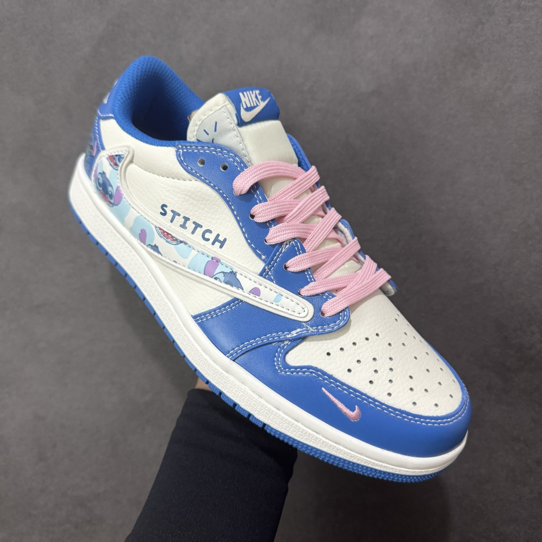 图片[3]-【定制版】Travis Scott x Fragment Design x Jordan Air Jordan 1 Low OG SP “卡通蓝” 多方联名合作融合了Travi翻毛蓝勾s Scott 独特的音乐风格，藤原浩个性的设计风格以及Jordan品牌的经典元素 使其成为一双具有独特身份和价值的鞋子 清新而立体的外观加上联名标识更突出了其独特身份 这种配色方案显示出活力和时尚感 在视觉上引人注目 鞋身的质感和细腻的细节处理使其显得高端而格调十足 这款“倒钩”联名是设计与创意完美结合 融合多方的个性风格是一款备受瞩目的潮流鞋款 低帮休闲板鞋 定制鞋盒 大厂纯原品质出货 超高清洁度 皮料切割干净无任何毛边 细节完美 货号： DZ5899-023 尺码：36 36.5 37.5 38 38.5 39 40 40.5 41 42 42.5 43 44 44.5 45 编码：HXSB330340-选品中心