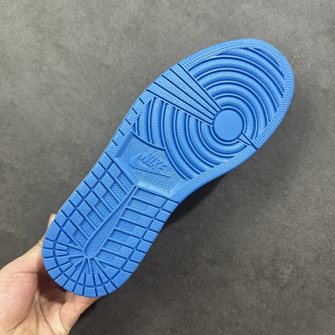 图片[9]-【定制版】Travis Scott x Fragment Design x Jordan Air Jordan 1 Low OG SP “卡通蓝” 多方联名合作融合了Travi翻毛蓝勾s Scott 独特的音乐风格，藤原浩个性的设计风格以及Jordan品牌的经典元素 使其成为一双具有独特身份和价值的鞋子 清新而立体的外观加上联名标识更突出了其独特身份 这种配色方案显示出活力和时尚感 在视觉上引人注目 鞋身的质感和细腻的细节处理使其显得高端而格调十足 这款“倒钩”联名是设计与创意完美结合 融合多方的个性风格是一款备受瞩目的潮流鞋款 低帮休闲板鞋 定制鞋盒 大厂纯原品质出货 超高清洁度 皮料切割干净无任何毛边 细节完美 货号： DZ5899-023 尺码：36 36.5 37.5 38 38.5 39 40 40.5 41 42 42.5 43 44 44.5 45 编码：HXSB330340-选品中心