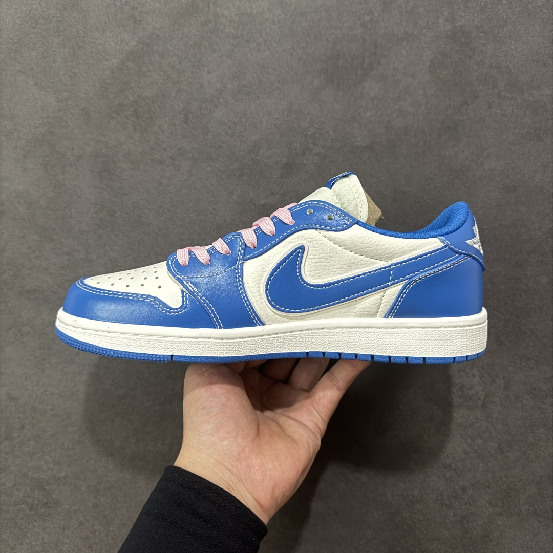 图片[2]-【定制版】Travis Scott x Fragment Design x Jordan Air Jordan 1 Low OG SP “卡通蓝” 多方联名合作融合了Travi翻毛蓝勾s Scott 独特的音乐风格，藤原浩个性的设计风格以及Jordan品牌的经典元素 使其成为一双具有独特身份和价值的鞋子 清新而立体的外观加上联名标识更突出了其独特身份 这种配色方案显示出活力和时尚感 在视觉上引人注目 鞋身的质感和细腻的细节处理使其显得高端而格调十足 这款“倒钩”联名是设计与创意完美结合 融合多方的个性风格是一款备受瞩目的潮流鞋款 低帮休闲板鞋 定制鞋盒 大厂纯原品质出货 超高清洁度 皮料切割干净无任何毛边 细节完美 货号： DZ5899-023 尺码：36 36.5 37.5 38 38.5 39 40 40.5 41 42 42.5 43 44 44.5 45 编码：HXSB330340-选品中心
