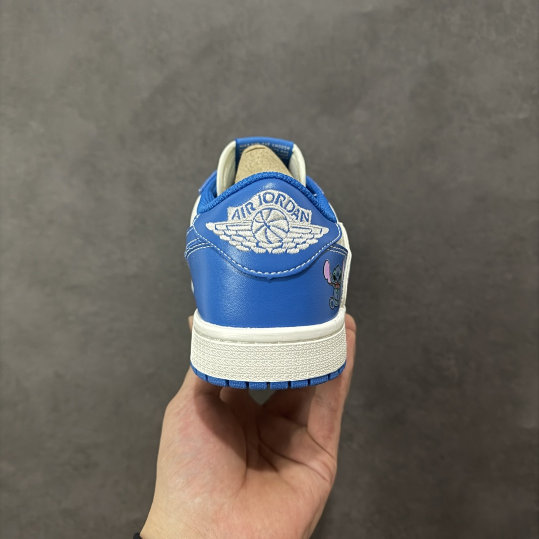 图片[4]-【定制版】Travis Scott x Fragment Design x Jordan Air Jordan 1 Low OG SP “卡通蓝” 多方联名合作融合了Travi翻毛蓝勾s Scott 独特的音乐风格，藤原浩个性的设计风格以及Jordan品牌的经典元素 使其成为一双具有独特身份和价值的鞋子 清新而立体的外观加上联名标识更突出了其独特身份 这种配色方案显示出活力和时尚感 在视觉上引人注目 鞋身的质感和细腻的细节处理使其显得高端而格调十足 这款“倒钩”联名是设计与创意完美结合 融合多方的个性风格是一款备受瞩目的潮流鞋款 低帮休闲板鞋 定制鞋盒 大厂纯原品质出货 超高清洁度 皮料切割干净无任何毛边 细节完美 货号： DZ5899-023 尺码：36 36.5 37.5 38 38.5 39 40 40.5 41 42 42.5 43 44 44.5 45 编码：HXSB330340-选品中心