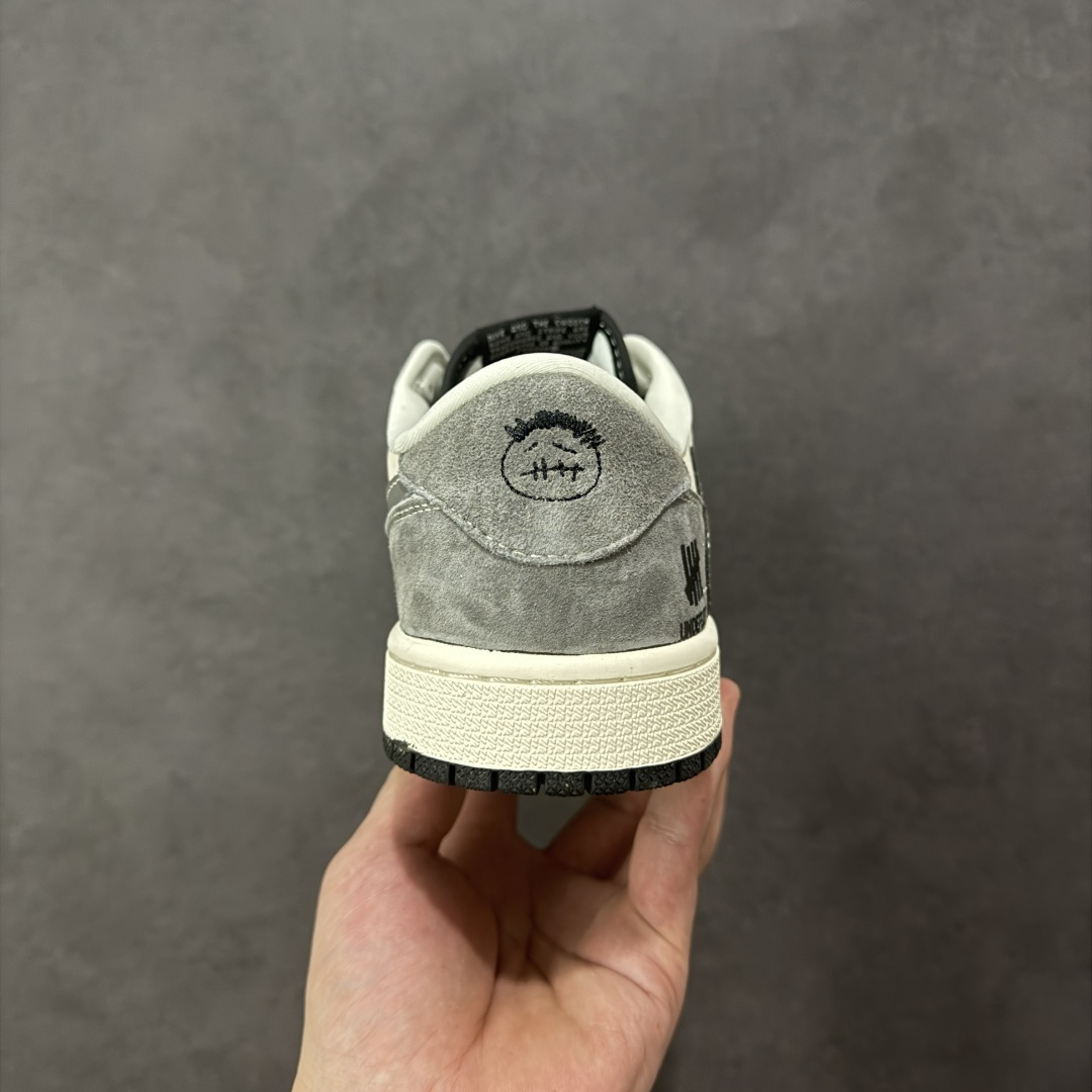 图片[4]-【定制版】Undefeated x Travis Scott x Air Jordan 1 Low Und x AJ1 低帮 灰白黑倒钩 AJ1 乔丹1代 aj1 乔1 低邦 灰白黑倒勾 乔丹篮球鞋系列 鞋款整体以米白色为底搭配灰色麂皮框架覆盖层，标志性的反钩Swoosh Logo采用灰色麂皮点缀，内侧也辅以灰色麂皮Swoosh Logo呈现，鞋舌等多处TS标志性元素均得以保留；鞋舌绣标上以Und品牌Logo呈现，鞋头处迷你Swoosh Logo黑色妆点，后跟的鬼脸Logo标志和Wings Logo采用黑色缝线打造，后跟绣有Und品牌Logo，彰显联名身份；最后以米白色中底搭配黑色橡胶外底完善整体设计收尾。 货号：DD7866-116 尺码：36 36.5 37.5 38 38.5 39 40 40.5 41 42 42.5 43 44 44.5 45 编码：HXSB330340-选品中心